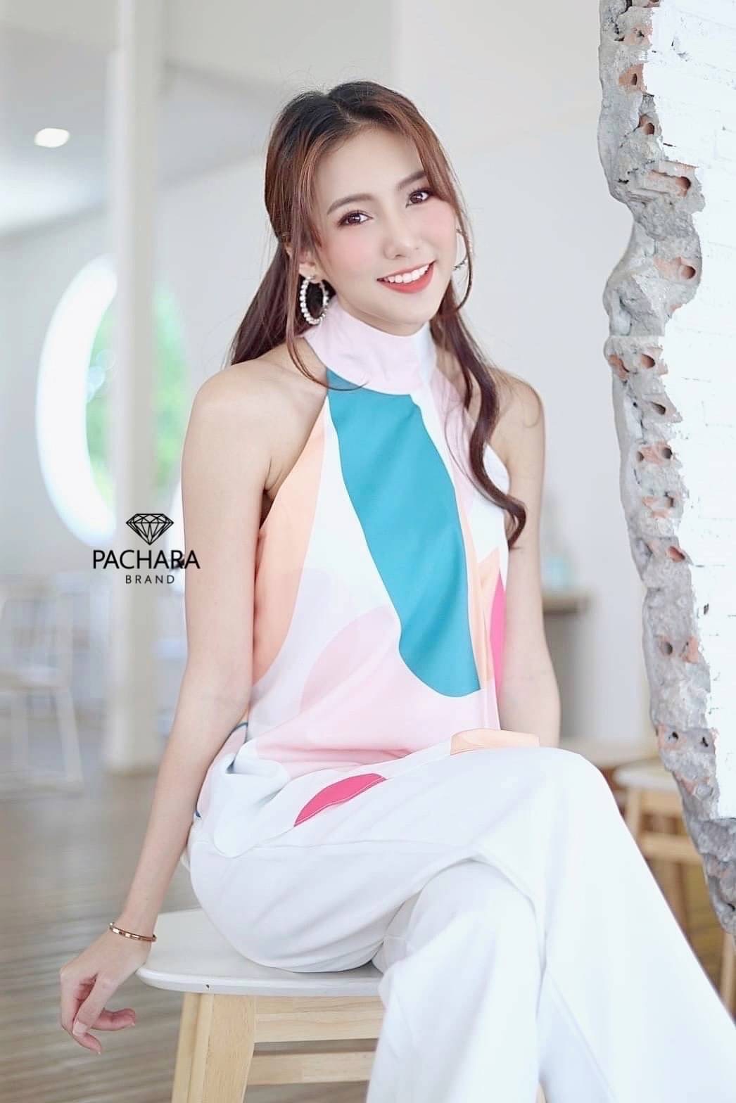 เซ็ต 2 ชิ้น เสื้อเว้าไหล่ชายเฉียง เนื้อผ้าพริ้วพิมพ์ลายสีสันสดใส แมทช์คู่กับกางเกงขายาวเอวสูงสีขาว งานซิปด้านหลัง มีซับในอัดกาวอย่างดี รุ่นนี้ใส่ชิลล์ถ่ายรูปสวยได้ทุกโอกาสเลยนะคะ