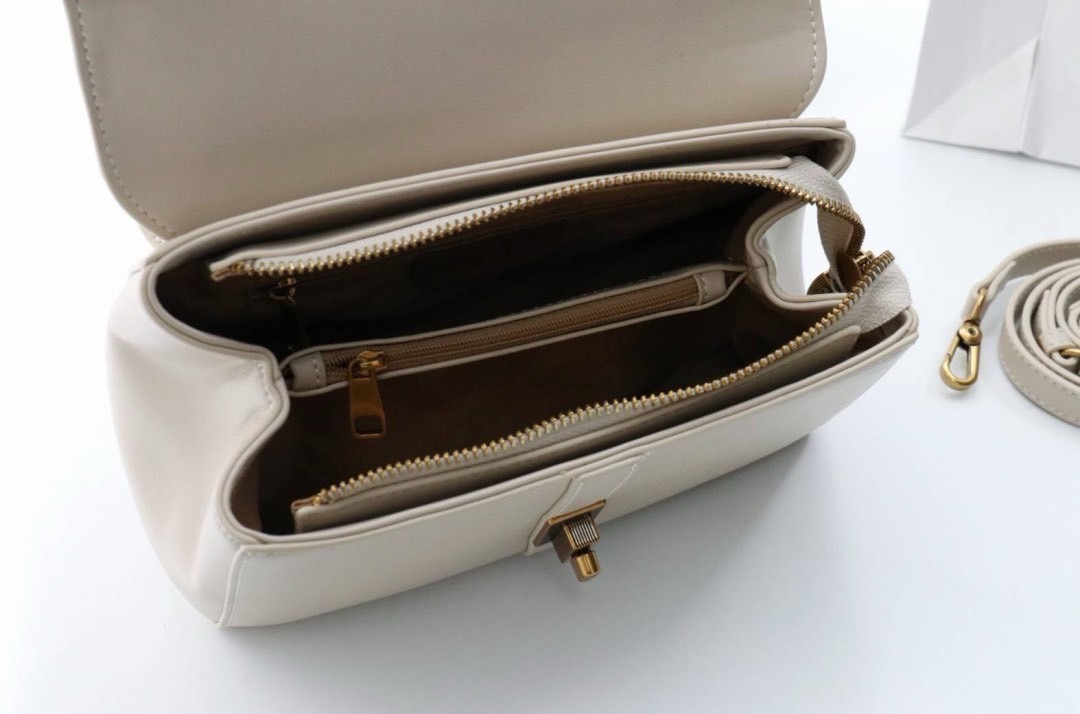 celine งาน nologo งานเกรดพรีเมี่ยม หนังดีมาก มีแถมกระเป๋าลูกใบเล็ก ขนาดกำลังพอเหมาะ แมทได้กับทุกลุค ทั้งถือและสะพาย