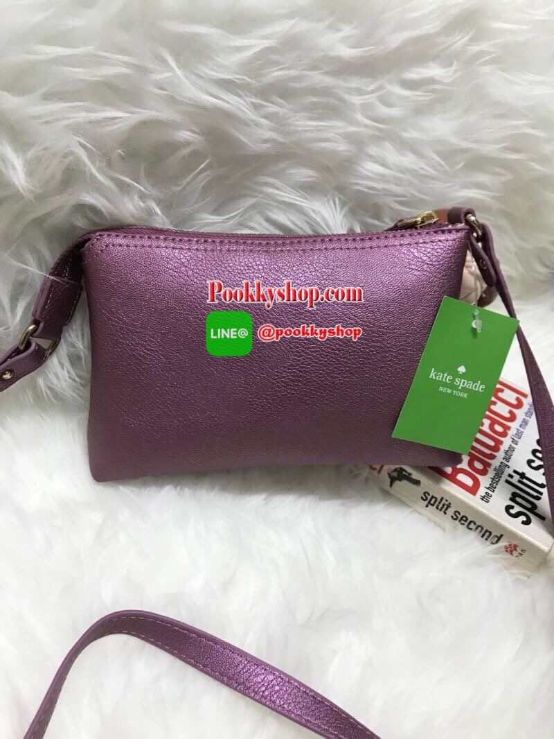 KATE SPADE MINI CROSSBODY BAG กระเป๋าสะพายข้างทรงครอสบอดี้ขนาดมินิ วัสดุหนังPu เปิดปิดด้วยซิปเดียวด้านบน ภายในสกรีนโลโก้แบรนด์ ในช่องใหญ่ยังมี1ช่องซิปเล็ก สามารถใส่ไอโฟนได้ กระเป๋าสตางค์สั้น และของจุกจิก มีความยาวสาย 109cm ปรับความยาวได้ ด้านหน้าปั้มโลโก้