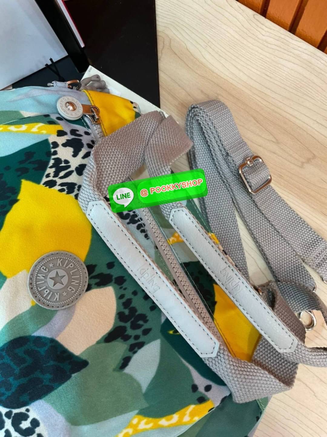 Kipling Damen Orelie Henkeltasche รุ่น K15257 กระเป๋าถือ/สะพาย Crossbody ขนาดกำลังดี หูกระเป๋ายาวสามารถคล้องบ่าได้ วัสดุpolymode100% ผ้ากันน้ำ กระเป๋ามีน้ำหนักเบา มีช่องซิป ด้านหน้า และ ด้านหลัง ภายในแบ่งเป็น 3 ช่องหลักใช้งาน ช่องซิปกลางแยกเป็นสัดส่วน จุข