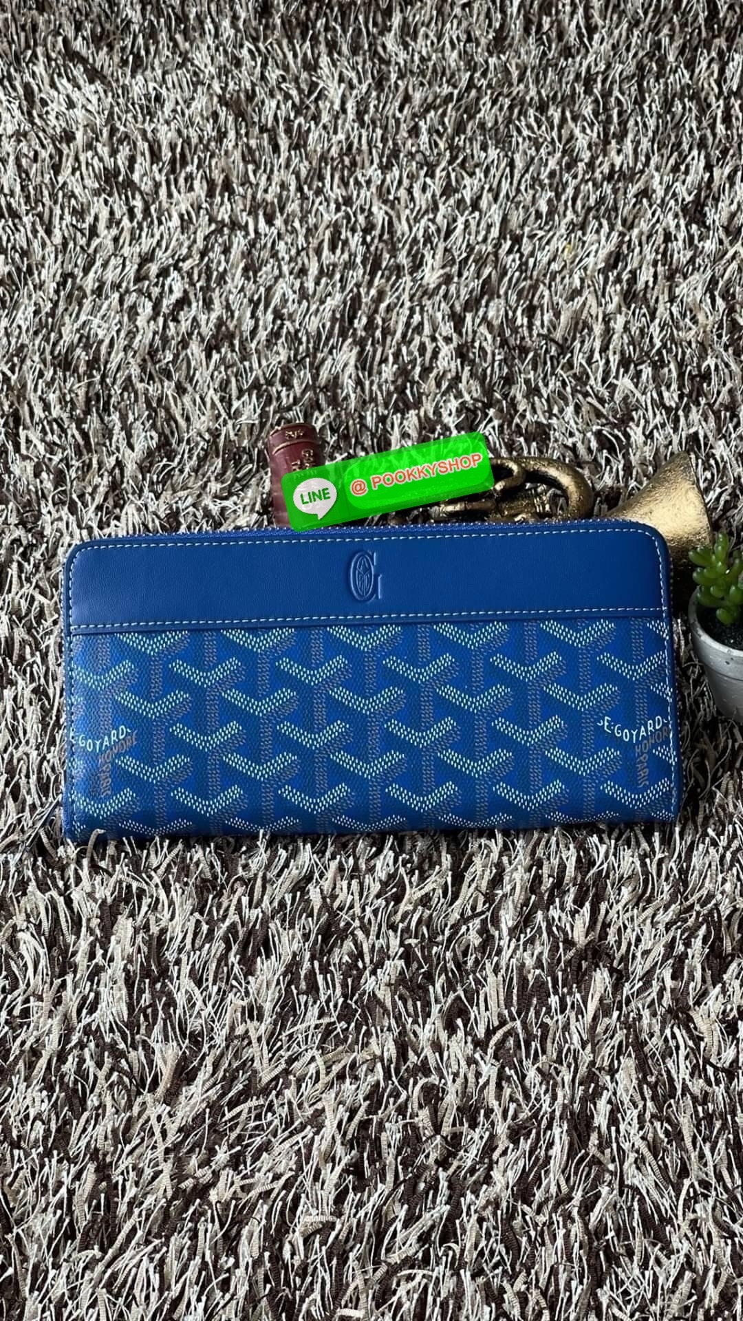Goyard Matignon GM Wallet แบรนด์สัญชาติฝรั่งเศสที่มีความคลาสสิคและลวดลายอันเป็นสัญลักษณ์ อีกหนึ่งรุ่นที่แนะนำ กระเป๋าสตางค์ แบบยาว Matignon GM ที่มีซิปปิดสนิทและปลอดภัย ช่องใส่การ์ด 12 ช่อง ช่องซิปตรงกลาง และช่องเก็บของขนาดใหญ่ 2 ช่อง ช่วยให้คุณเก็บการ์ด
