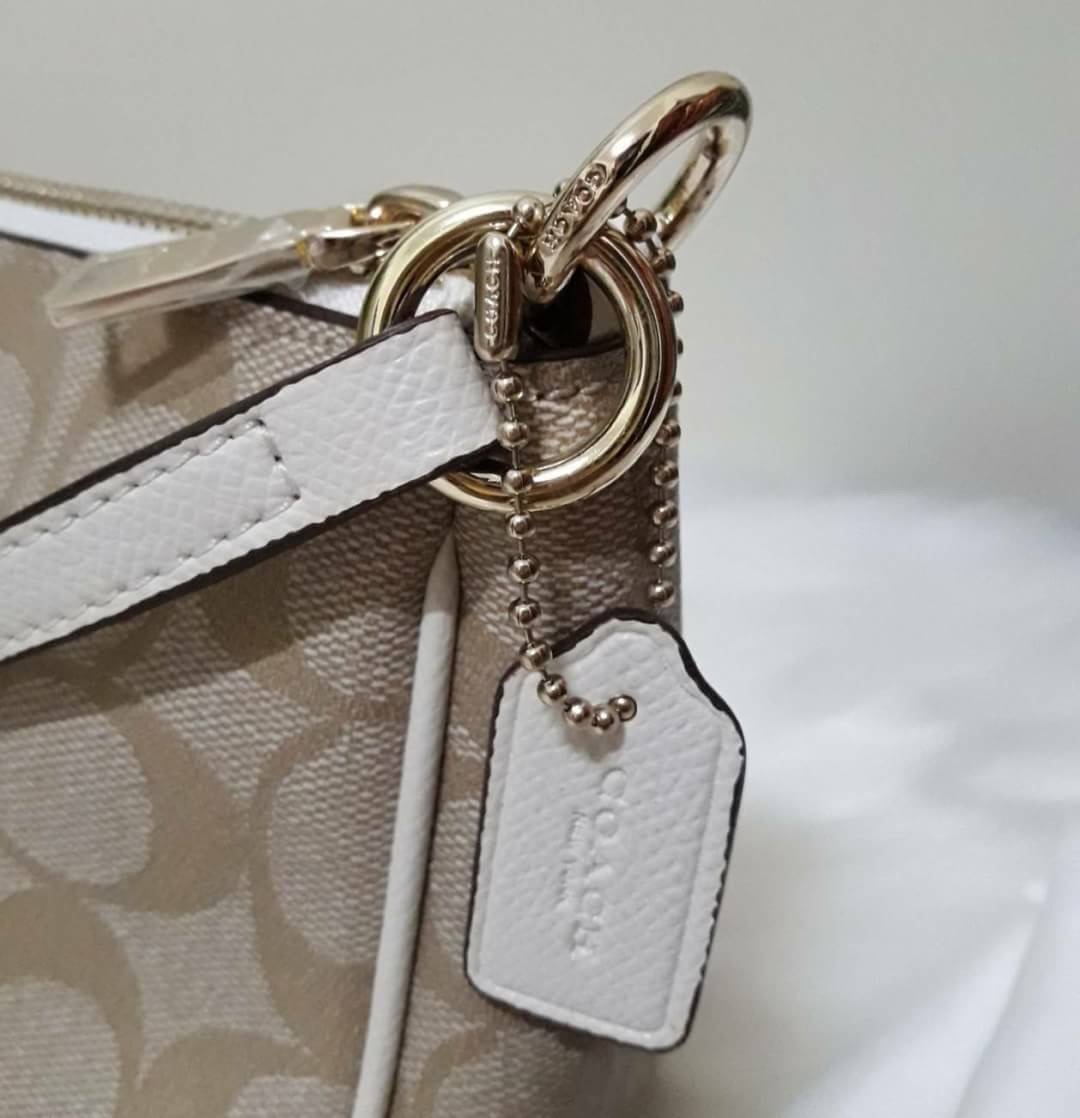 ขายดี Coach Messico Top Handle Pouch In Signature Coated Canvas กระเป๋าหิ้ว/คล้องไหล่/สะพายข้าง ขนาดเหมาะ ดีไซน์สวยน่ารัก ผลิตจากวัสดุคุณภาพดี แข็งแรงทนทานน้ำหนักเบา ภายในบุผ้าสวยงามเรียบร้อย 1 ช่องอเนกประสงค์ ซิปโลหะสีทองสวยงาม สายสะพายถอดและปรับความยาวไ