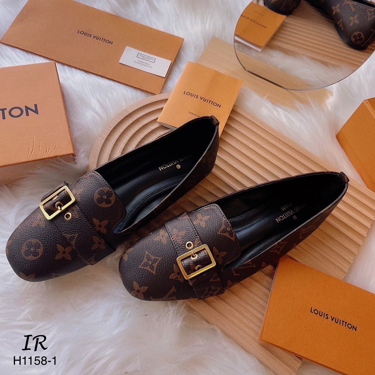 รีพีทแบบขายดี!!! พร้อมส่ง !!! LV คัทชูแต่งอะไหล่ หนังสวยมากกกก พื้นกันลื่น อย่างดี ปั้มแบรนด์งานดี มากค่ะ ถ้าเทียบ คุณภาพ ถือว่าเกินเบอร์เลยค่า