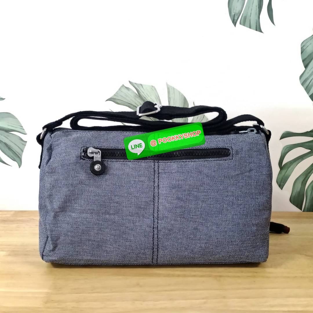 KIPLING RETH CROSSBODY BAG ซับในตาราง วัสดุ Nylon+polyester กระเป๋าสะพายข้างหรือ สะพาย Crossbody ได้ ช่องหน้าเปิด-ปิด ด้วยซิป พร้อมช่องแยกบ่อยด้านข้าง ช่องหลัก 2 ช่อง ด้านในโล่งกว้าง สามารถจุสัมภาระได้เยอะ พร้อมช่องซิปหลัง สายสะพายปรับระดับสั้น-ยาว ได้ fr