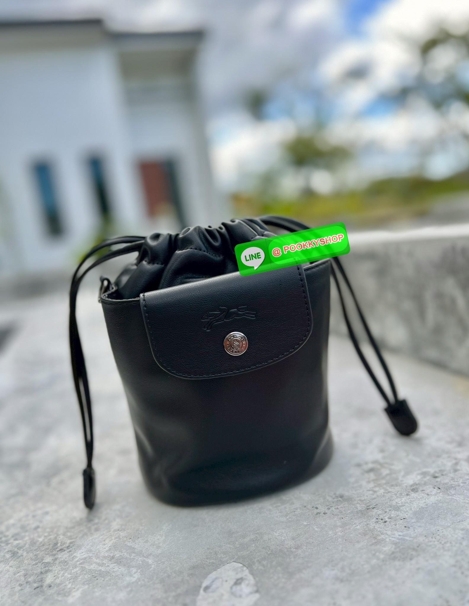 NEW ARRIVAL! LONGCHAMP LE PLIAGE XTRA XS BUCKET BAG ต้องบอกก่อนว่ารุ่นนี้เป็นรุ่นที่ใช้ออกมาแล้วไม่มีคำว่าผิดหวัง ออกแบบมาสวยแบบตัวแม่เลยค่าา 🔖พร้อมส่งทันที! กับกระเป๋าทรงบัคเกต หนังแท้smooth leather อย่างดี ใบกลางเจ้าลำตัวแล้วสวยมากก