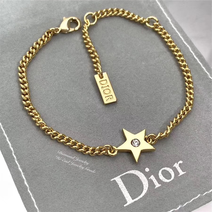 Super Hi-End Quality !!!!! ((งาน 1:1 เหมือนแท้ที่สุดในท้องตลาด)) Dior Bracelet เซตสร้อยข้อมือดิออ คอลล่าสุดค่ะงานอย่างใส่ออกมาน่ารักมากๆค่ะ มีแสตม Dior สวยเป๊ะ งานสวยๆจาก Dior สาวกดิออพลาดไม่ได้เลยนะคะ ใส่ได้ตลอดไม่มีตกยุคคร๊าา อะไหล่สีทองเงา หรูหรา สาวๆห