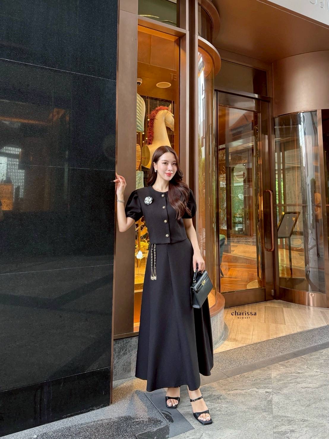 สวยหรู ลุคคุณหนูสุดดกับเซ็ทเสื้อแขนตุ๊กตาน่ารักมากกกกตกแต่งด้วยกระดุมจริงอะไหล่สีทอง ความยาวเสื้อรับกันกับกระโปรงพอดี กระโปรงเป็นซิป เอวสูงน๊าา ใช้ผ้าอัดกาวอย่างดี ที่สำคัญมีซับในเป็นผ้าซาตินให้อีกชั้น รับรอบว่าเย็นสบายความยาวกำลังดีเลยค่า เพิ่มความกิมมิค