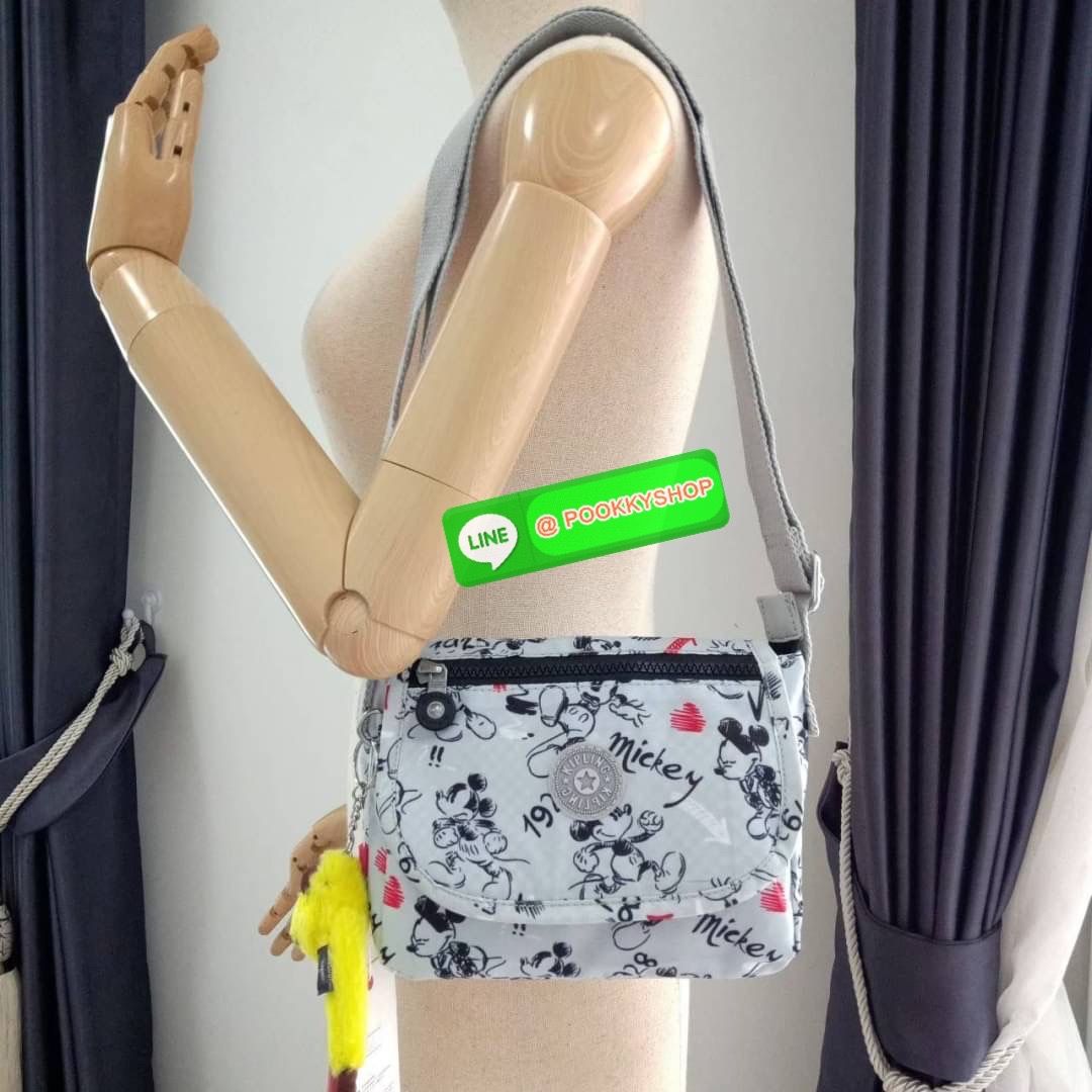 KIPLING SABIAN CROSSBODY MINI BAG กระเป๋าสะพายข้าง วัสดุ Nylon & Polyester 100% ขนาดเล็กกำลังน่ารัก เปิด-ปิดด้วยฝาปิดกระดุมแม่เหล็กและซิปแบรนด์ ด้านในทีแท็กแบรนด์