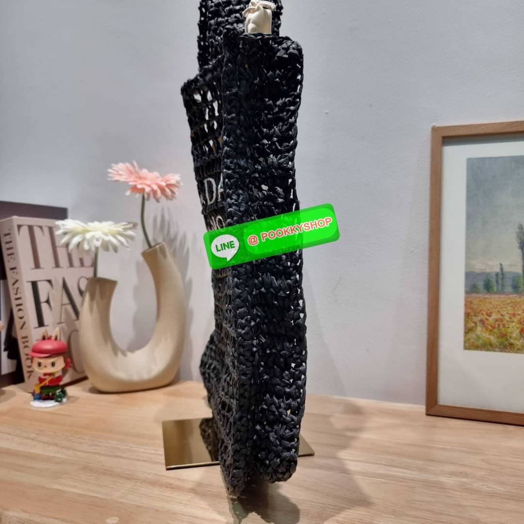 PRADA RAFFIA TOTE BAG สวยไม่ซ้ำใคร สไตล์บีช เหมาะมากกับการสะพายไปเที่ยวทะเล หรือจะใช้ในวันสบายๆก็ตอบโจทย์ กับกระเป๋าสะพายสานใบใหญ่ ตัวกระเป๋าเป็นวัสดุสังเคราห์จากธรรมชาติ สานทอเต็มใบออกมาเป็นลวดลายสวยงาม มีกระเป๋าซับในให้ สำหรับใส่ของเป็นสัดส่วน และรูดปาก