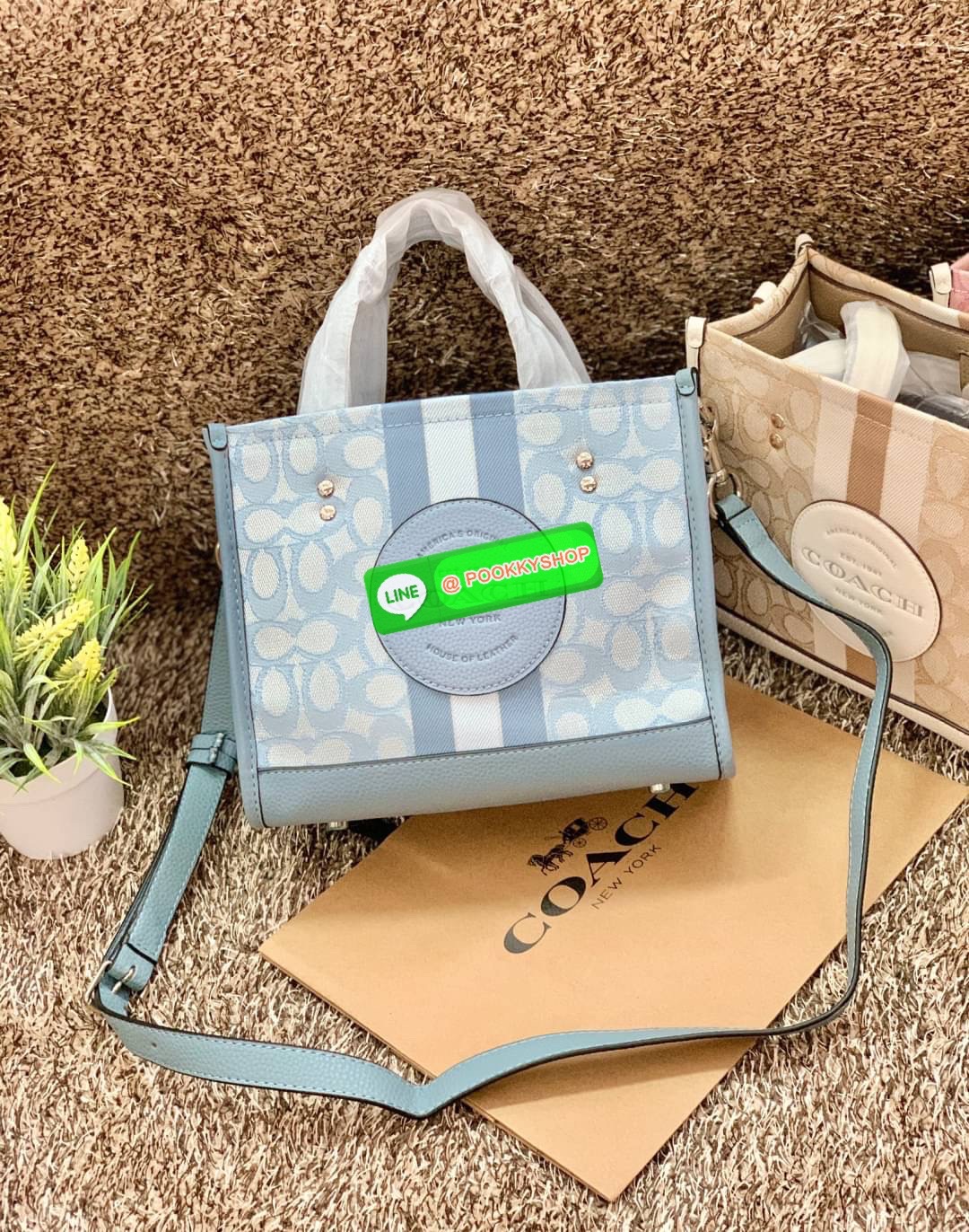 COACH DEMSEY TOTE IN SIGNATURE JACQUARD WITH COACH PAT ((C8417//C5115)) พร้อมส่งที่ไทย ห้ามพลาด สีน้องสวยมากๆค่ะ กระเป๋าทรงTote ขนาดพอดีลำตัว ใช้วันไหนๆก็เหมาะมากค่ะ วัสดุJacquard ทอลายแบรนด์ ตัดขอบหนังแท้ สวยงามมากๆค่ะ ด้านหน้าจะมีป้ายวงกลมโลโก้แบรนด์อัน