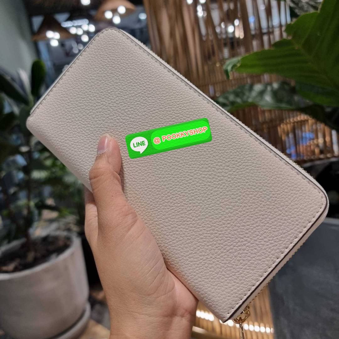 COACH C3548 LONG ZIP AROUND WALLET WITH HORSE AND CARRIAGE พร้อมเสิร์ฟความหรู กับคอลใหม่ สีสวย ผู้ดีขับผิวมาก กระเป๋าสตางค์ใบยาวกึ่งคล้องมือ เรียบหรู โดดเด่นด้วยโลโก้เอกลักษณ์ วัสดุหนัง pepble ทนทาน มาพร้อมสายคล้องมือ ถอดออกได้ ภายในใส่บัตรได้เยอะ มีช่องซ