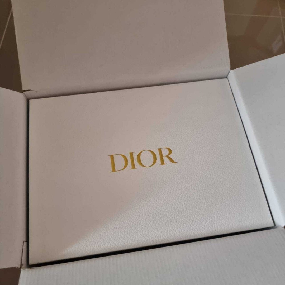 กระเป๋าสะพายทรงสวย ดีไซน์โลโก้โดดเด่นและหรูหรา ดีเทลดูดีมีกิมมิคในตัว