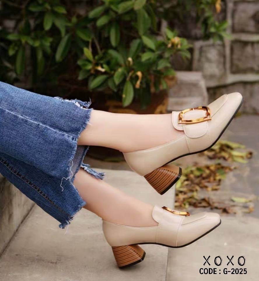 สินค้าพร้อมส่ง คัชชูสวม หน้ากว้าง ใส่สบาย สวยเก๋ ส้นไม้ มีส้นเล็กน้อย กำลังใส่สบาย วัสดุ PU ด้านบนติดอะไหล่ ทรงเหลี่ยม สวย แมทส์ชุดง่าย