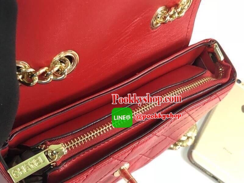 Chanel อเนกประสงค์ รุ่น Limited edition วัสดุหนังแกะเรียบขนาดเล็กกะทัดรัดน้ำหนักเบามีช่องใส่ของจุกจิกเปิดปิดด้วยฝาปิดกระดุม และซิป มีช่องใส่บัตร ช่องซิป ใส่กระเป๋าสตางค์ใบกลางได้ค่ะตัวจริงสวยมากๆถูกใจรีบจองนะคะใส่มือถือได้ทุกรุ่นสายสะพายยาวคู่สะพายได้สองแ