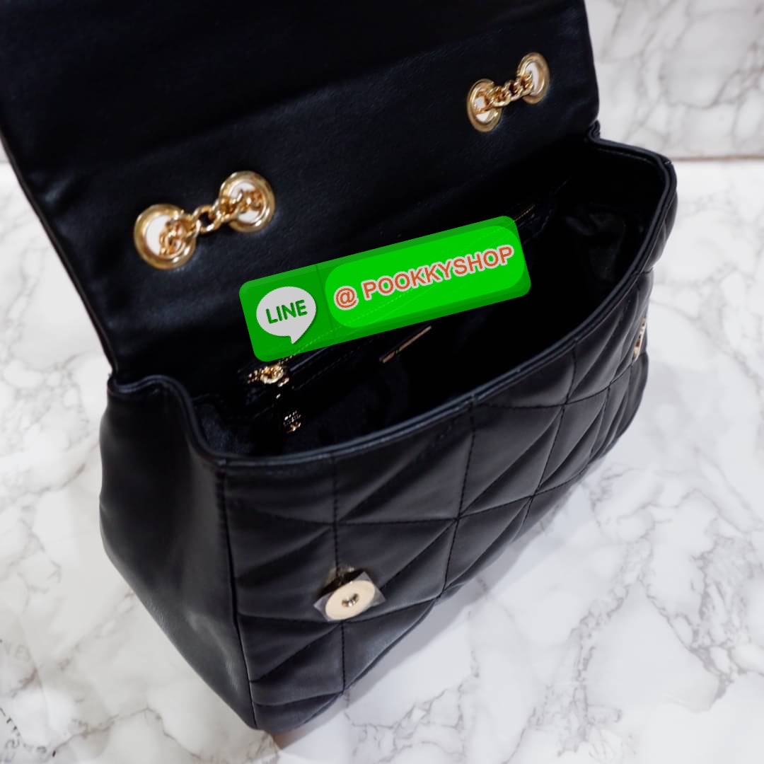 lyn มาแล้วจ้าา ใครสายลูกคุณหนู สวยหรูดูแพง ต้องรีบจัดแล้ว! กระเป๋าทรงเหลี่ยมใบใหญ่ จุของได้เยอะม๊ากกกก สายกระเป๋าเป็นโซ่สีทองปรับระดับได้ เปิด-ปิดด้วยกระดุมแม่เหล็ก ด้านหน้าปักหมุดlogo brand แอบกระซิบว่าถึงใบจะใหญ่แต่เบาสบายไม่ปวดไหล่นะจ๊ะ ด้านหลังมีช่องใ