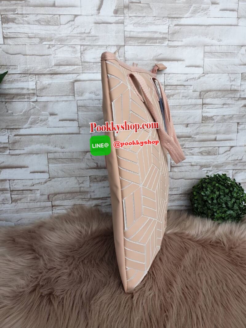 พร้อมส่ง Adidas Original Shopper 3D Tote Bag Trefoil Handbag Classic Sports คอลเลคชั่นสไตล์ Issey Miyake กระเป๋าสะพายข้าง ทรงสวยคลาสสิค แนว Sport สุดฮิต จากแบรนด์ADIDAS วัสดุด้านหน้าเนื้อ matte หนังนิ่ม มีน้ำหนักเบา ด้านหน้ามีแบรนด์ เปิดปิดด้วยซิป ภายในกว