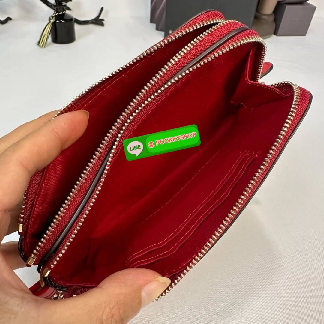 กระเป๋าคล้องมือ COACH 87591 DOUBLE CORNER ZIP WRISTLET IN SIGNATURE CANVAS (COACH 87591 ） กระเป๋าคล้องมือ2เซิปใหญ่ ลายCหนังและ ด้านในเป็นผ้า แบ่งเป็นช่องเล็กๆใส่เหรียญใส่แบงค์ใส่บัตร แล้วแต่จะใส่มีหลายช่อง ใส่โทรศัพท์ได้ทุกรุ่นพร้อมสายคล้องมือ