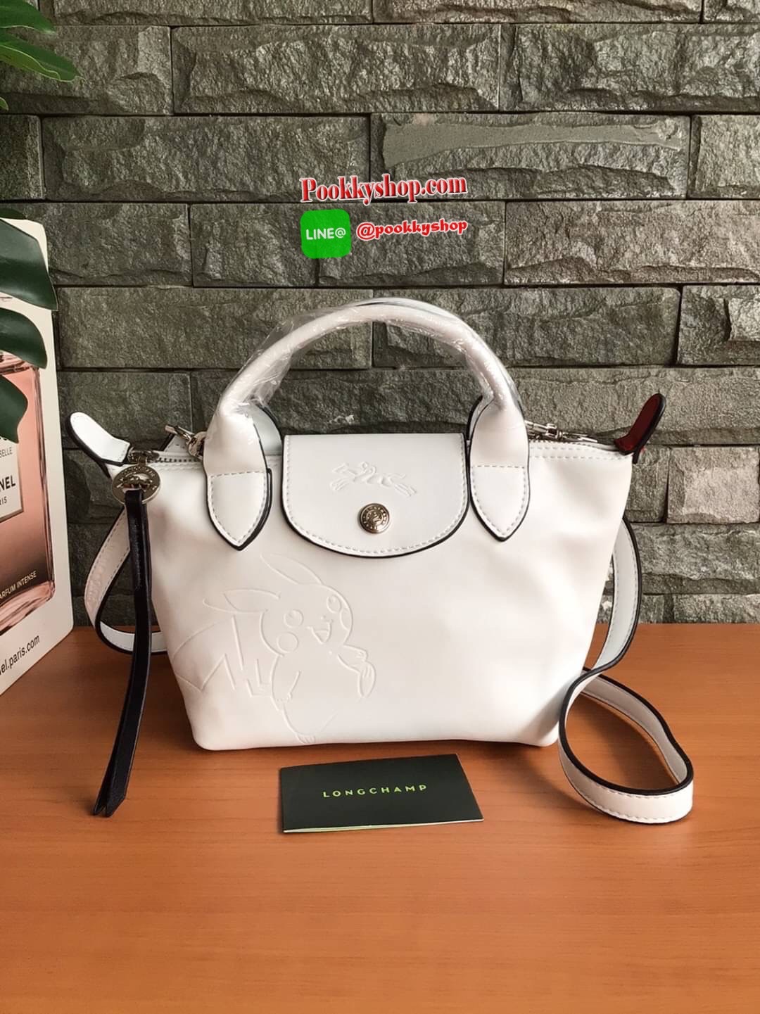 🚚 พร้อมส่ง 🚚 LONGCHAMP X POKE’MON TOP HANDLE BAG XS ขนาด มินิ รุ่น 1500 Collection LE PLIAGE CUIR Fall/ Winter เรียบหรูอย่างฝรั่งเศสกับความน่ารักคาวาอิแบบญี่ปุ่นมาผสม ซึ่งจะเป็นการนำเอาลวดลายพิคาชูมารังสรรค์ลงในกระเป๋าสุดคลาสสิกของแบรนด์ ก