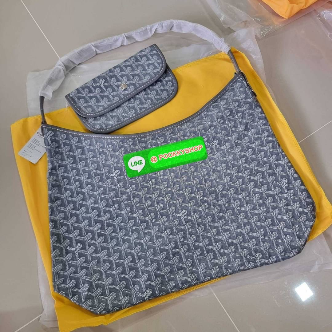 GOYARD BOHEME HOBO BAG ใหม่สุดคุ้ม กับกระเป๋าสะพายทรงโฮโบ ใบใหญ่จุใจ!! มาครบสีขายดี เลิศทุกสี รูปทรงคลาสสิค ดีไซน์เป็นเอกลักษณ์ วัสดุหนังแคนวาสพิมพ์ลายสวยคม ปากกระเป๋ามีซิปเปิด-ปิดกันของหล่นได้ ภายในโล่งกว้างมาก มาพร้อมสายคล้องในตัว ทนทาน สะพายสวยๆได้ทุกว