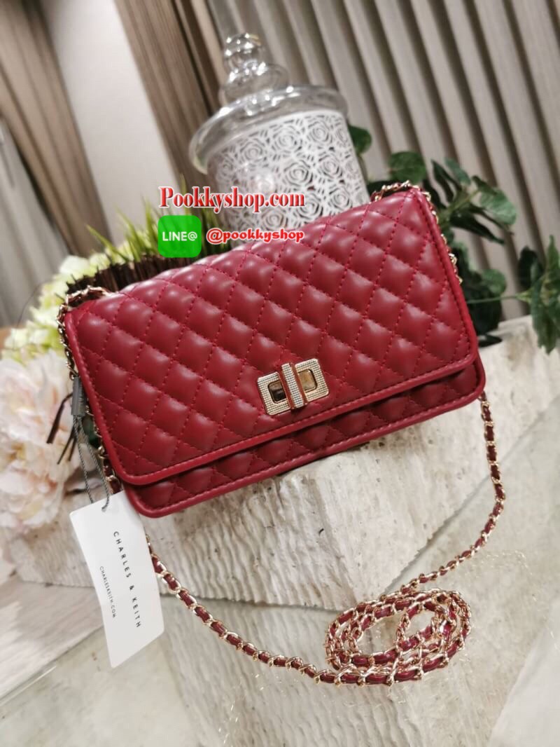 พร้อมส่ง! BEST SELLER! CHARLES & KIETH MINI CLUTCH BAG กระเป๋าสะพายทรงคลัชรุ่นยอดนิยมดีไซน์คลาสสิควัสดุหนังนิ่มลายตารางสวยอยู่ทรงขนาดมินิสไตล์ Chanel เปิดปิดด้วยตัวล๊อคแบบบิดอะไหล่ทอง ด้านหลังประดับโลโก้แบรนด์สวยดูดี มาพร้อมสายสะพายโซ่ร้อยหนัง Crossbody ไ