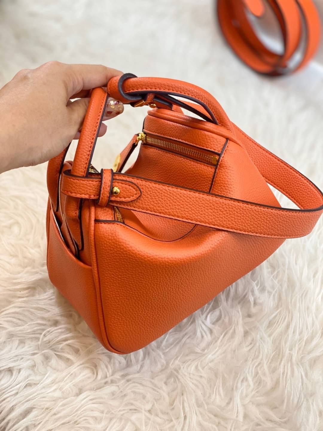 กลับมาเเล้วค่า Lindy 20cm หนัง PU premium ที่ลูกค้าถามกันมาเยอะมากกก รอบนี้หนังสวยมากๆๆ สายสะพายแบบเรียบหรู มีห่วงรัดสายสองข้าง มี 2 สายนะคะ มีซิลิโคนปิดลูกบิดกันรอย งานเนี้ยบสุด ยิ่งใช้ยิ่งนิ่มมม กระเป๋าทรงสวยนุ่ม Flexible มากๆ จุของได้ทุกสิ่ง จะใช้ไปทำง