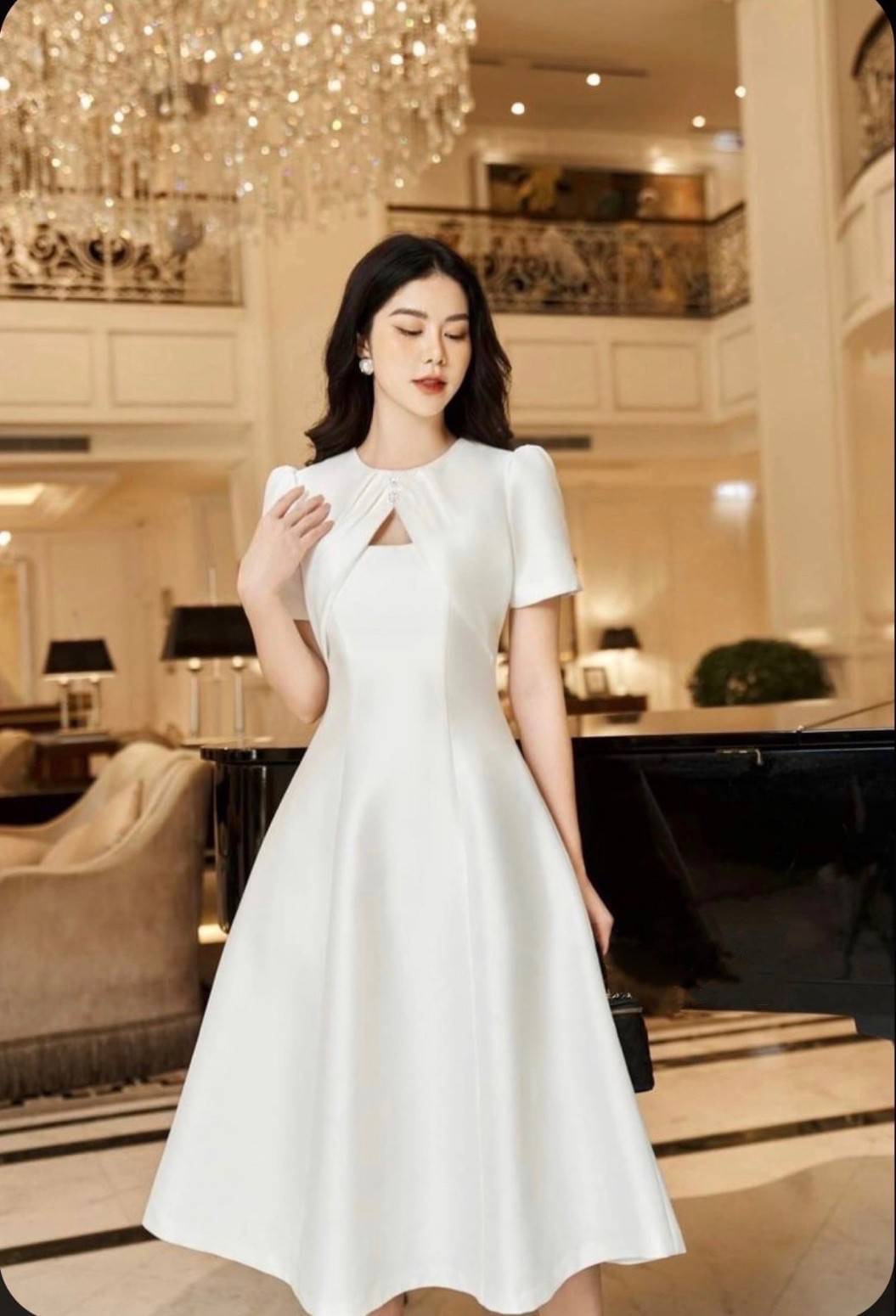 เดรสสีขาวผ้าซาตินเกรดพรีเมี่ยม ผ้าดีเกินราคามากๆ อยากให้มาสัมผัสเนื้อผ้าเลยค่ะ ช่วงอกแต่งกระดุมเพชรวิบวับ อกเสริมฟองน้ำ ซับในอย่างดี ซิปหลังยาวสวมใส่ง่าย ใครกำลังมองหาชุดสวย เรียบหรูดูแพง ใส่งานบุญ หรือจะเก็บไว้ใส่ทำบุญช่วงเทศกาลกินเจ ใส่ทำบุญวันออกพรรษา