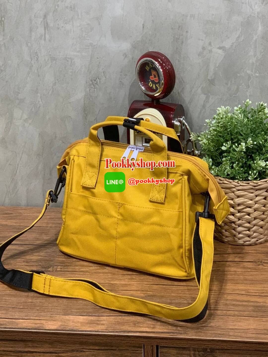 Anello X Peanuts 2 ways Boston regular size(Os-S044) ได้ Collaboration หรือเป็นการร่วมงานกับตัวการ์ตูนสุดคลาสสิคอย่าง Peanuts มานำเสนอโดยเอาคาแลคเตอร์ ในการใช้ชีวิตประจำวัน ที่เหมาะสม มาวางบนตัวกระเป๋า กระเป๋า anello (อเนลโล่) กระเป๋าเป้แบรนด์ของญี่ปุ่น ท