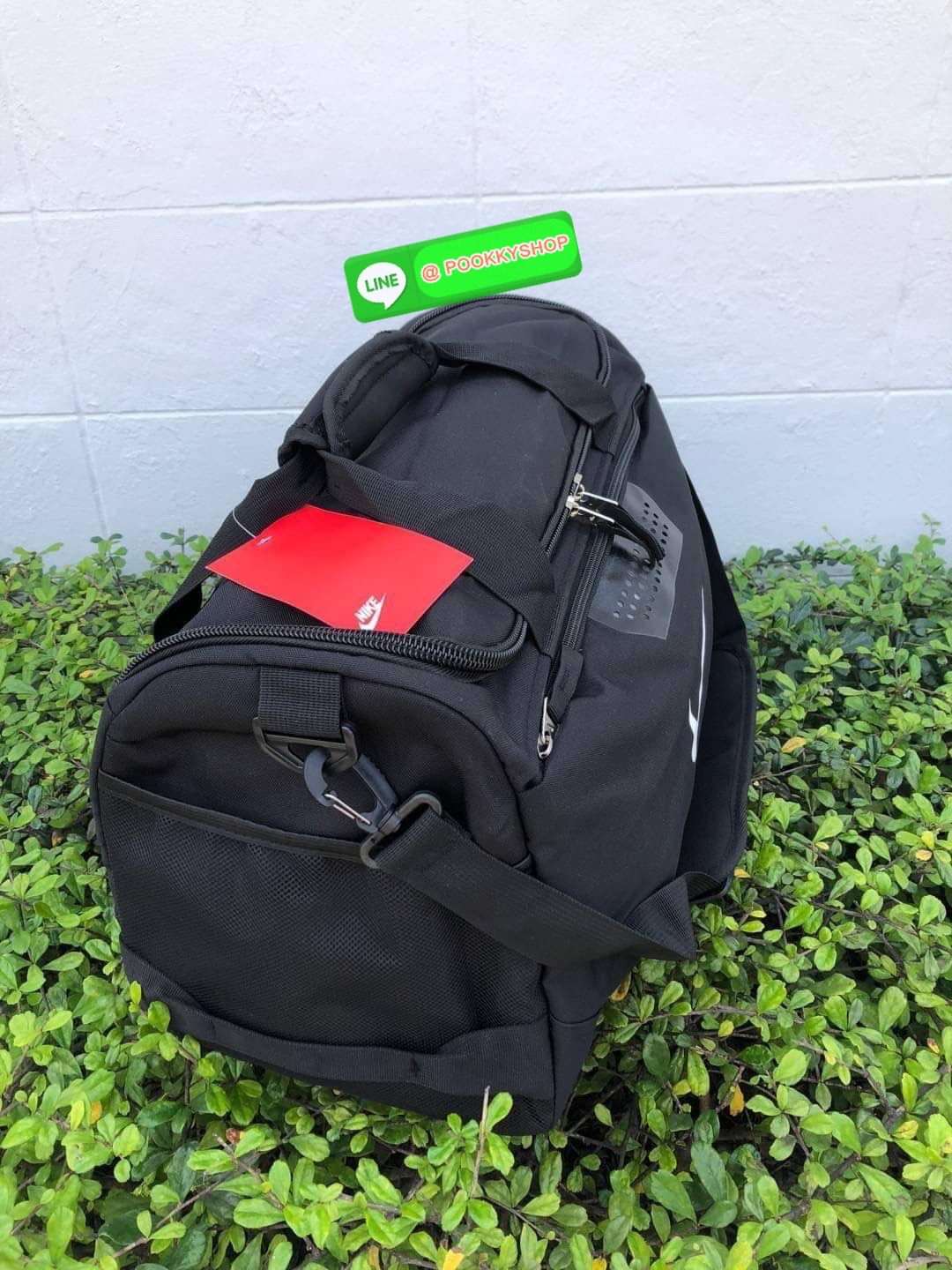 NIKE GYM BAG กระเป๋ายิมและกระเป๋าเดินทางสารพัดช่องที่มีพื้นที่ให้คุณเก็บของมากมาย ไม่ว่าจะช่องซิปคู่หลักที่กว้างใหญ่ สำหรับใส่เสื้อผ้าเดินทางได้หลายชุด ปลอดภัย ช่องรองเท้าแยก และช่องใส่ของด้านในสำหรับเก็บของมีค่า สายคล้องไหล่คู่และสายสะพายไหล่ถอดเก็บได้สา