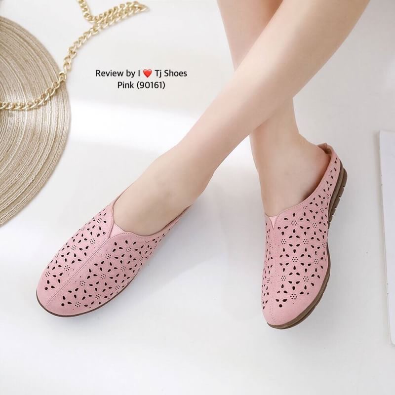 พร้อมส่งรองเท้าเพื่อสุขภาพ ที่ทั่งเกร๋ทั้งน่ารักสุดๆ รองเท้ารุ่นนี้เป็นงานสั่งทำพิเศษ หนังนิ้มนิ่ม ฉลุลายน่ารักๆ มีรูระบายอากาศใส่แล้วเท้าไม่อับ น้ำหนักเบา ใส่นุ่มเดินทั้งวันได้สบายมากๆ ส้นยางเกรดพรีเมี่ยมอย่างดี แมทกับชุดอะไรก็เกร๋ เป็นรุ่นแนะนำ ซื้อไปรั