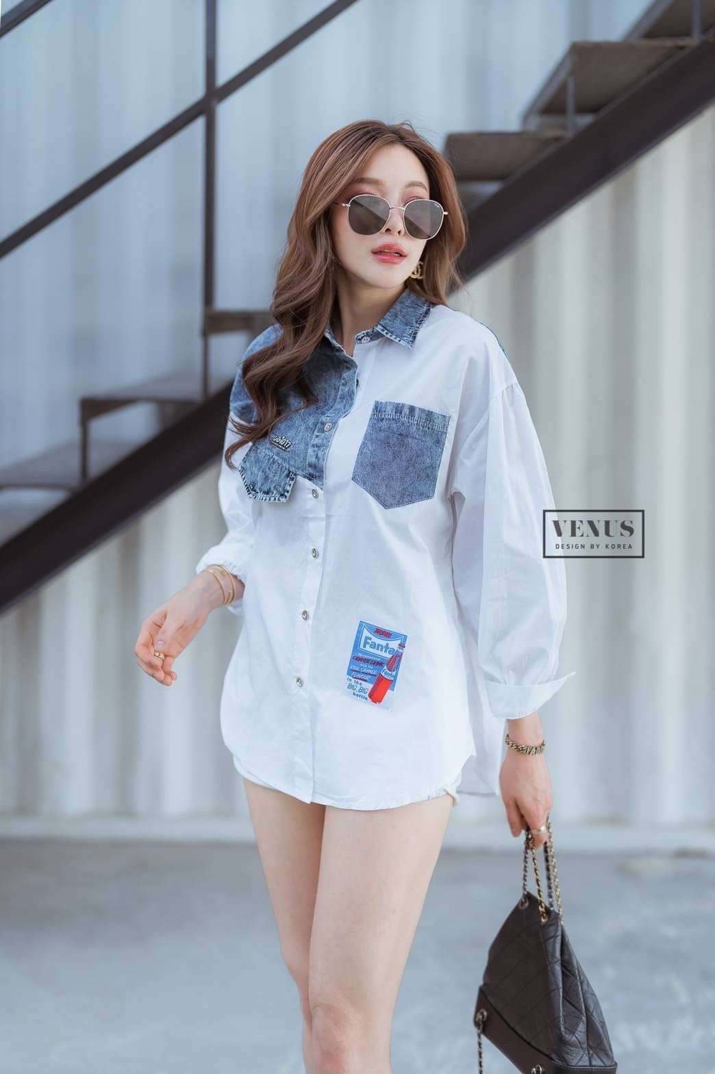 Restock ♥️♥️♥️ I'm Lady By Venus Moshino Jeans Shirt เสื้อเชิ๊ตแต่งผ้ายีนเนื้อดี ด้านหลังสกีนลายน้องหมี ตามแบบฉบับแบรนด์ดัง แม๊ทกับรองเท้าผ้าใบก็เก๋นะคะ