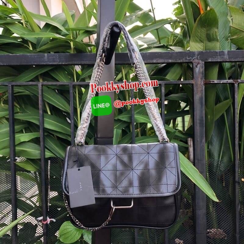 ZARA SOLF ROCK SHOULDER BAG Outlet กระเป๋าสะพายข้างทรงเก๋ เดินด้ายทั้งใบ แต่งโซ่คล้องมาที่ด้านหน้า เปิดปิดแบบกระดุมแม่เหล็ก ก้านในมี 3 ช่องใหญ่ เป็นช่องซิปกลางรุ่นนี้จุของได้เยอะเลยครับ ใส่ iPad mini ได้สบายๆ สายสะพายจะทำเป็นสายคู่สะพายไหล่ หรือ ทำเป็นสาย