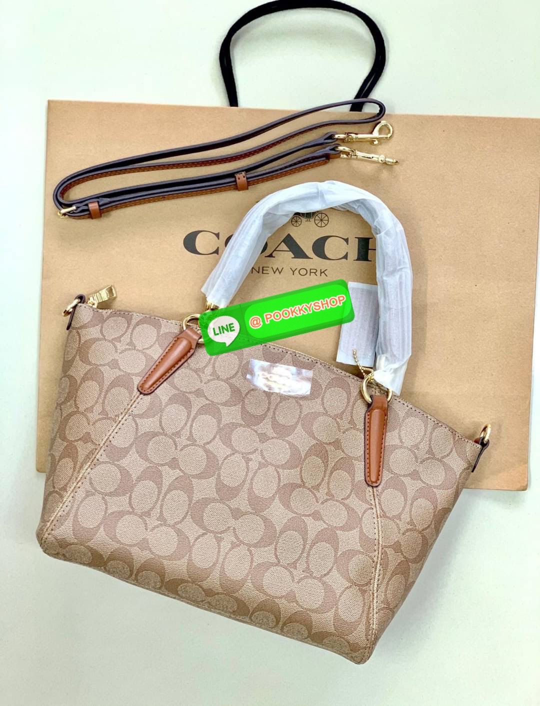 COACH 28989 KELSEY IN SIGNATURE CANVAS SHOULDER BAG กลับมาอีกครั้ง คุณภาพเต็ม100 เหมือนเดิม ไม่หักเลยจ้าา กระเป๋าทรงพัด หิ้วหรือสะพายข้างได้ หนังแท้ลายแคนวาส หนังนิ่มมากๆ สัมผัสแล้วคือใช่เลยจ้าา! เปิด-ปิดกระเป๋าแบบซิป ปากกระเป๋ากว้างหยิบจับสัมภาระง่าย ภาย