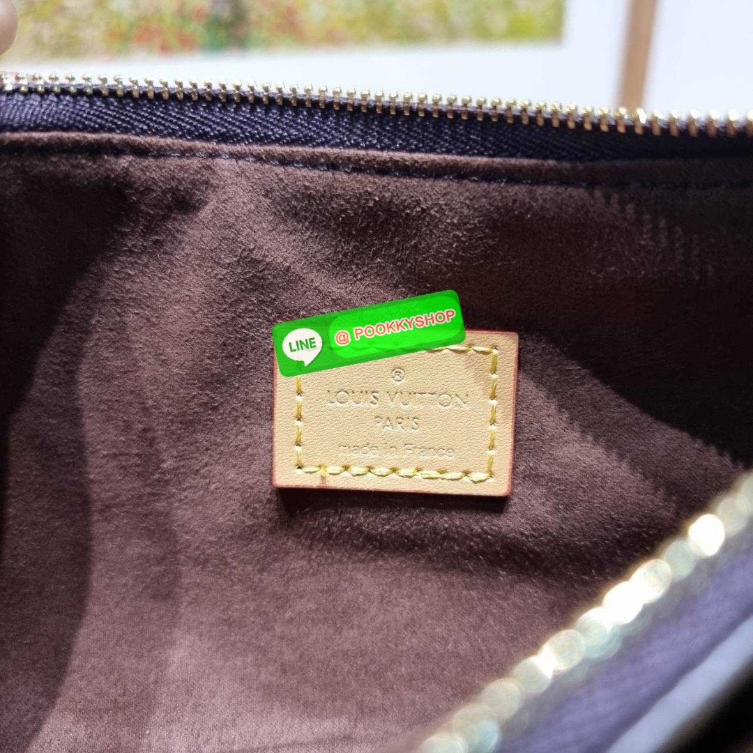 🔆 Model LV liv pochette 🔆 Details ยังคงมีความเป็นเอกลักษณ์ ดีไซน์ลวดลายโมโนแกรมเรียบหรู กับกระเป๋าทรงสวยจากเคาน์เตอร์ dutyfree สวยจับต้องได้ เก๋มากๆ เพลทโลโก้สีทองโดดเด่น มาพร้อมสายสะพายถึง 2 แบบ สายโซ่และสายหนัง ที่สามารถปรับใช้สร้างลุคได