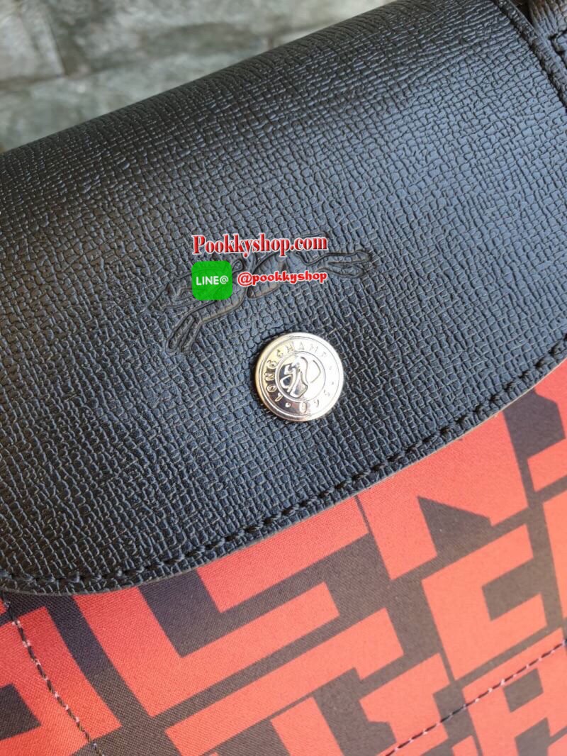 LE PLIAGE LGP TOP HANDLE BAG M รายละเอียด • วัสดุ: ผ้าใบ • อะไหล่: นิกเกิล • ตัวกระเป๋า: ผ้าใบโพลีอะไมด์เคลือบด้านใน • ตกแต่ง: หนังวัว รายละเอียดภายนอก • การปิด: ซิปและกระดุมสแน๊ป • สายสะพาย: ถอดออกได้ • ช่อง: 1 รายละเอียดภายใน • ช่องใส่ของ: 1 • จุของได้เ