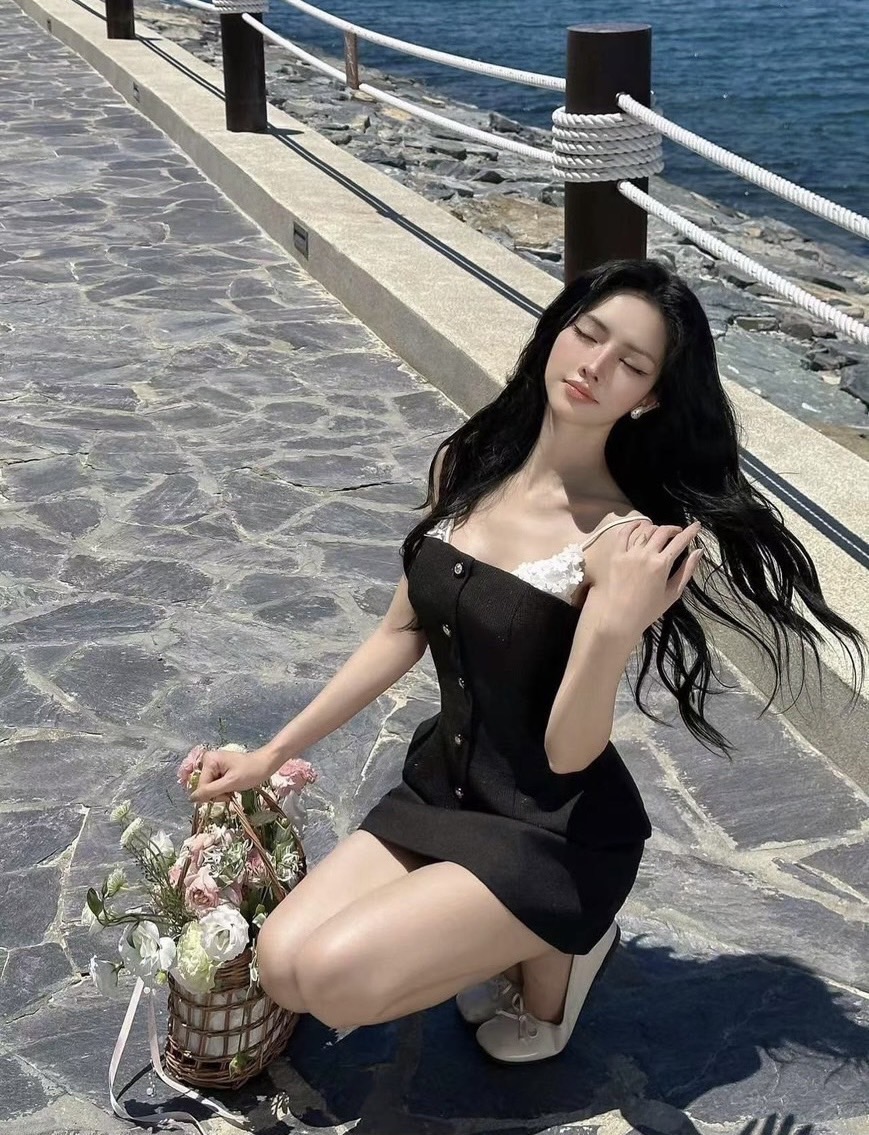 ชุดเซทแฟชั่น เสื้อสวยเก๋ แต่งดอกไม้3Dสีขาว สายสามารถปรับระดับได้