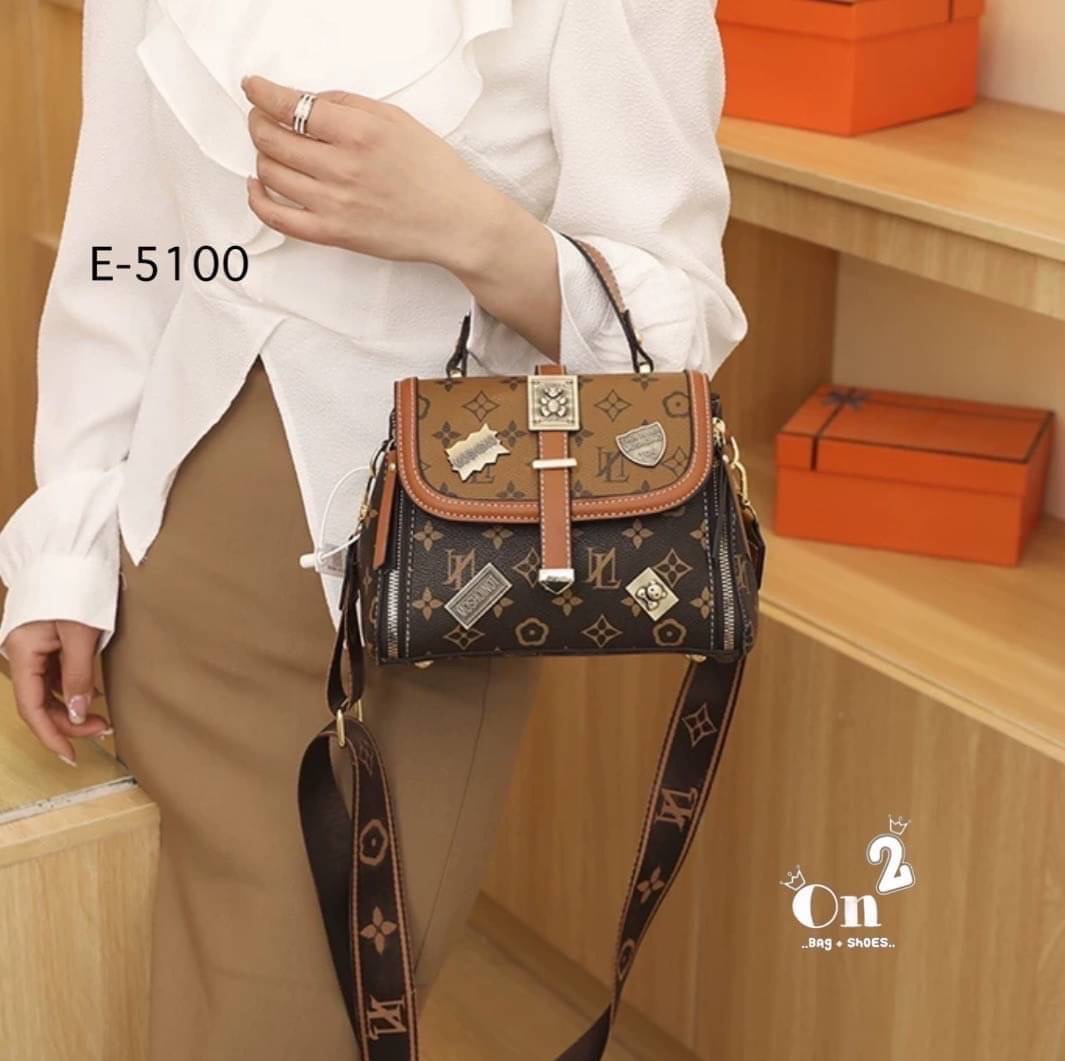 กระเป๋าสะพายข้างทรงแมสเซนเจอร์ เปิดหน้าอะไหล่ทอง มาพร้อมกระเป๋าใส่สายสะพายยาวถอดออกถือได้ พร้อมส่ง ค่ะ