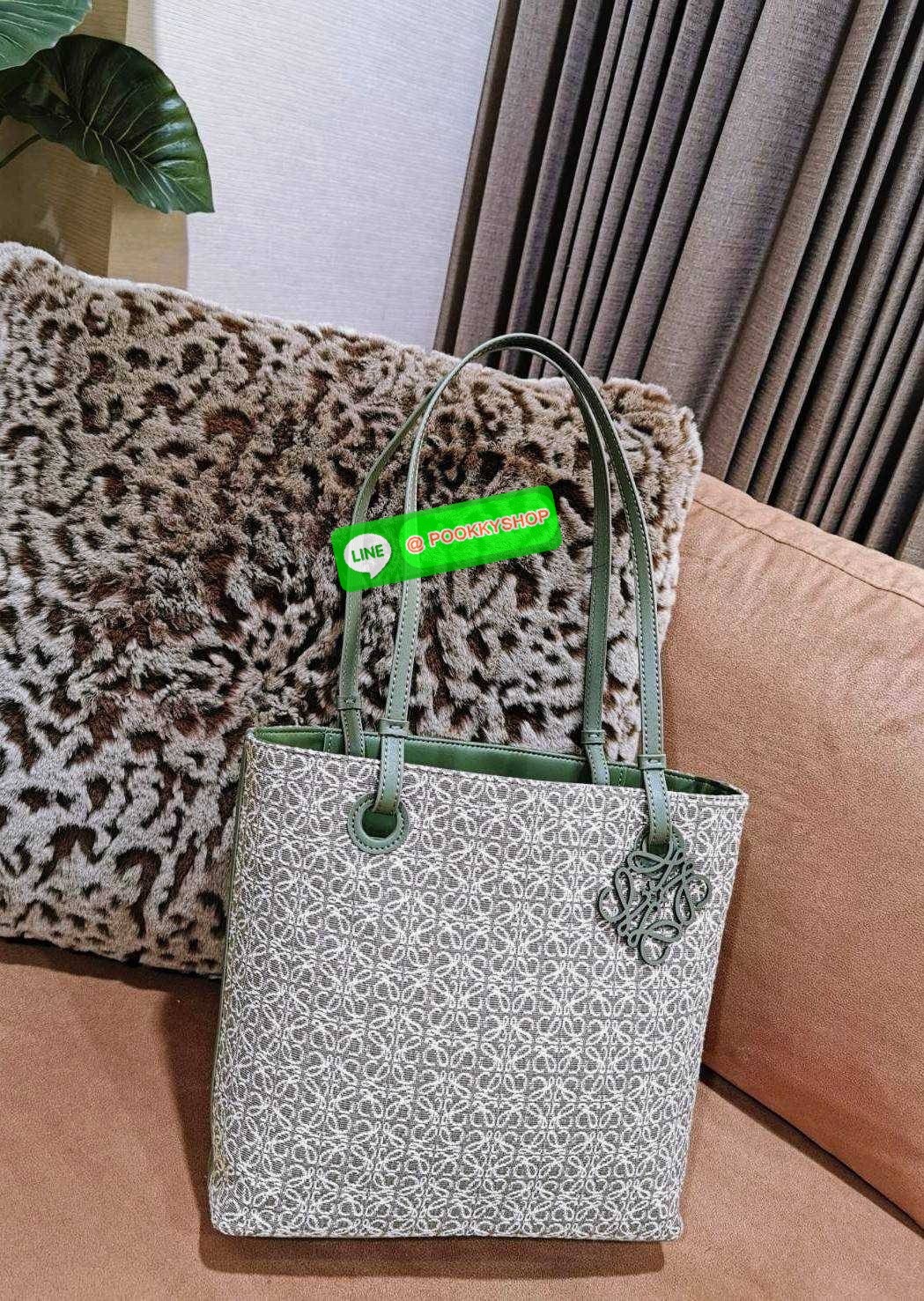 ✴️NEW ARRIVAL!✴️LOEWE ANAGRAM TOTE BAG VIP GIFT WITH PURCHASE GWP พรีเมี่ยมกิ๊ฟ Limited จาก LOEWE PERFUME DUTYFREE ไอเท็มใหม่! ดีไซน์สวยคงเอกลักษณ์ด้วยวัสดุ Anagram Canvas Jacquard Fabric ผสมผสานหนังแท้ Calfskin ลงตัวสุดคลาสสิค ขนาดกำลังดี น