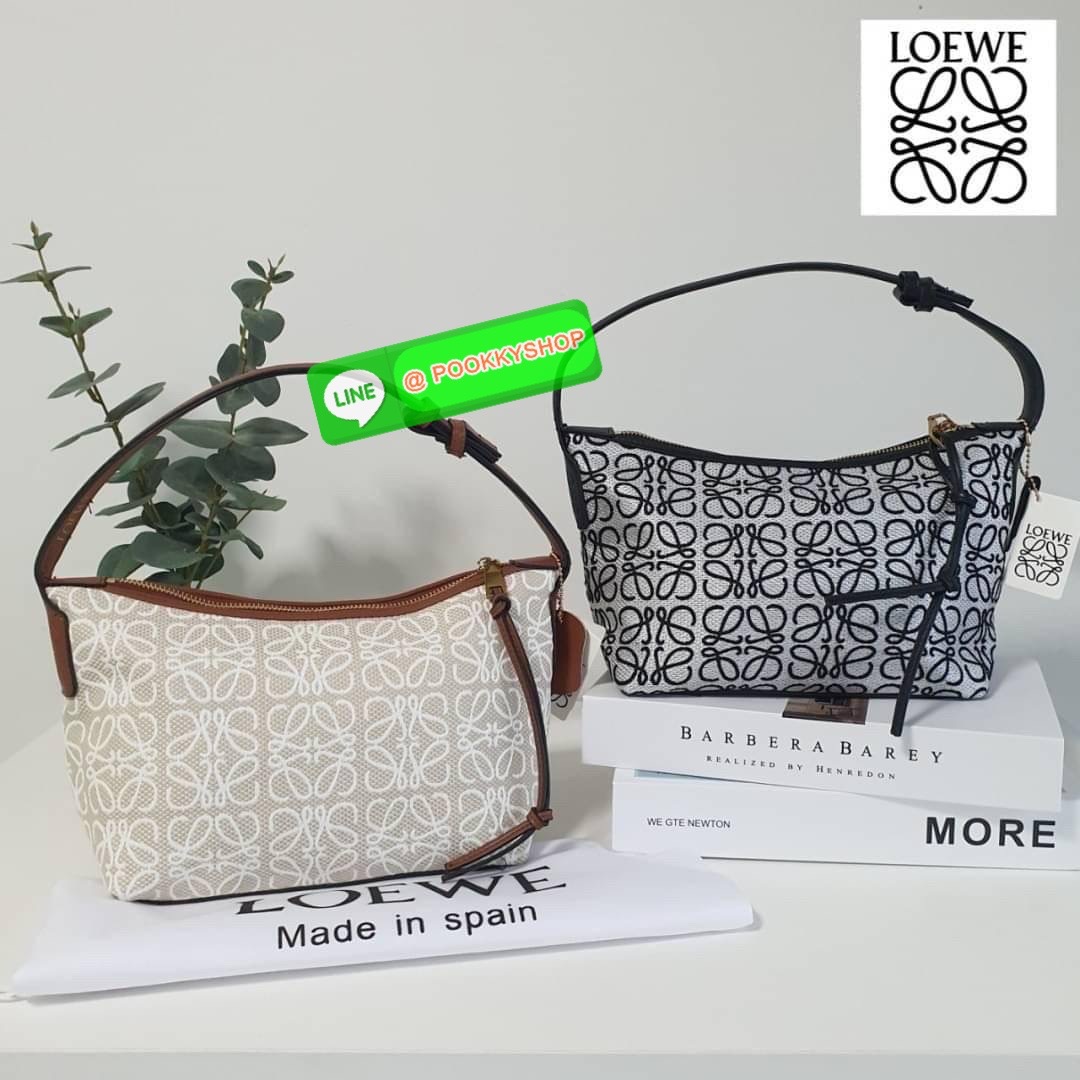 RESTOCK!! 💙🤎 LOEWE CANVAS BAG VIP GIFT WITH PURCHASE (GWP) พรีเมี่ยมกิ๊ฟ Limited จาก LOEWE HAUTE PARFUME DUTYFREE COUNTER วัสดุ CANVAS ตัดหนังแท้ ดีไซน์ทรงยอดฮิตประจำปีเลย! ปักโลโก้แบรนด์บนผ้าทั้งใบเป็นเอกลักษณ์ เปิดปิดด้วยซิปยาวภายในโล่งก