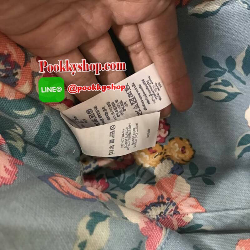 Cath kidston multi pocket tote bag มองหากระเป๋าสะพายไหล่อยู่ไหมคะ ใบนี้ตอบโจทย์เลยค่ะ ขนาดกำลังดี สะพายไหล่ได้พอดีไม่รั้งแขน แถมมีหลายช่อง มีซิปมิดชิด นับว่าเป็นใบที่สะดวกในการใช้งานมากๆค่ะ ช่องหลักบุผ้าลายเดียวกับด้านนอกอย่างดีค่ะ สามารถใส่ไอแพด และสมุดโ