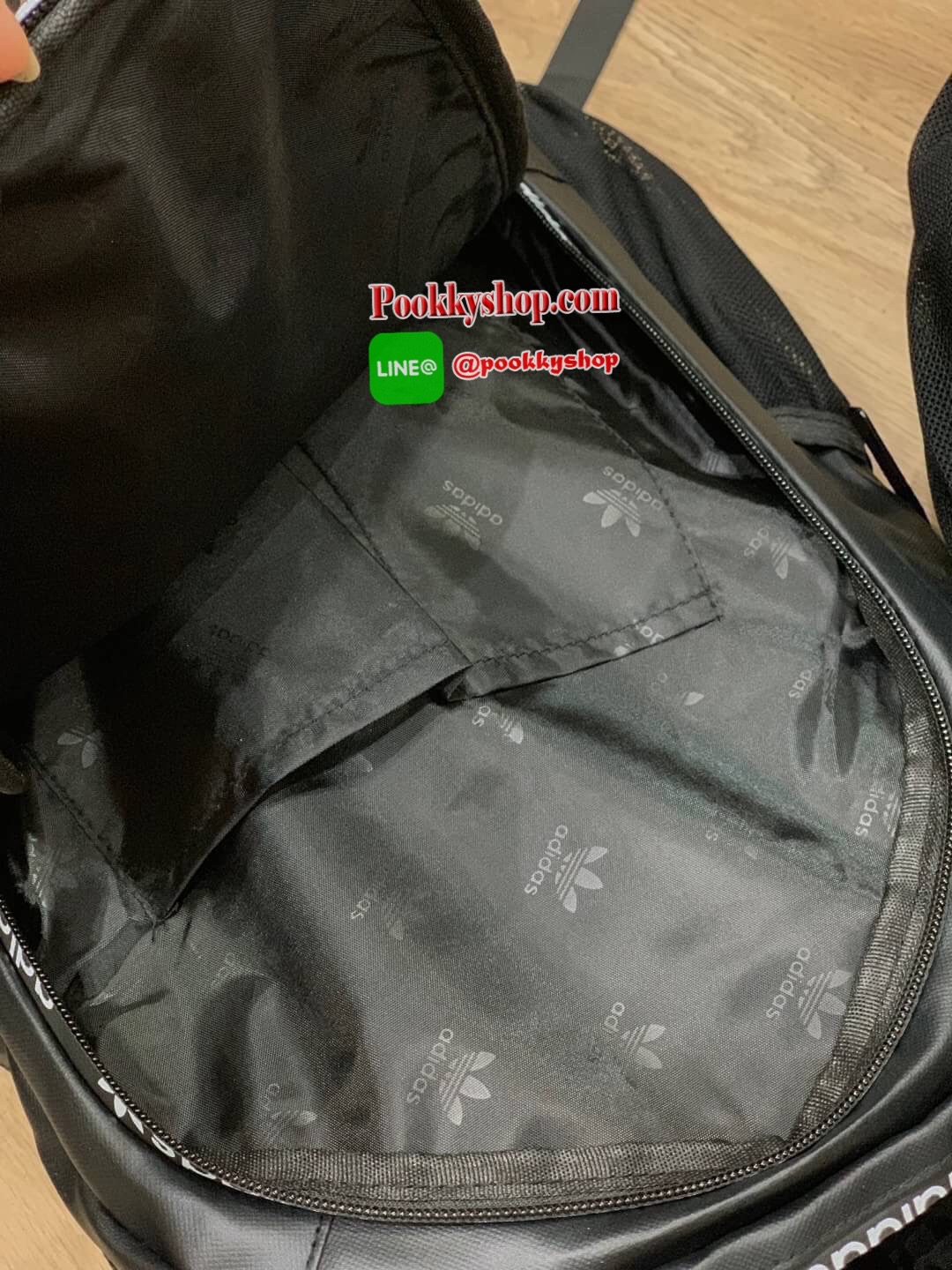 Adidas Originals 3D Backpack กระเป๋าสะพายหลัง 3D ลุคสุดล้ำของกระเป๋าสะพายหลัง ที่มาพร้อมช่องกระเป๋าซิปและลายพิมพ์สามมิติแบบอสมมาตร ดูดีมีสไตล์ด้วยการใช้วัสดุเลียนแบบหนังที่ทันสมัย ให้คุณมีพื้นที่มากขึ้นในการจัดเก็บ ด้วยช่องกระเป๋าด้านหน้าและด้านใน มีช่องส