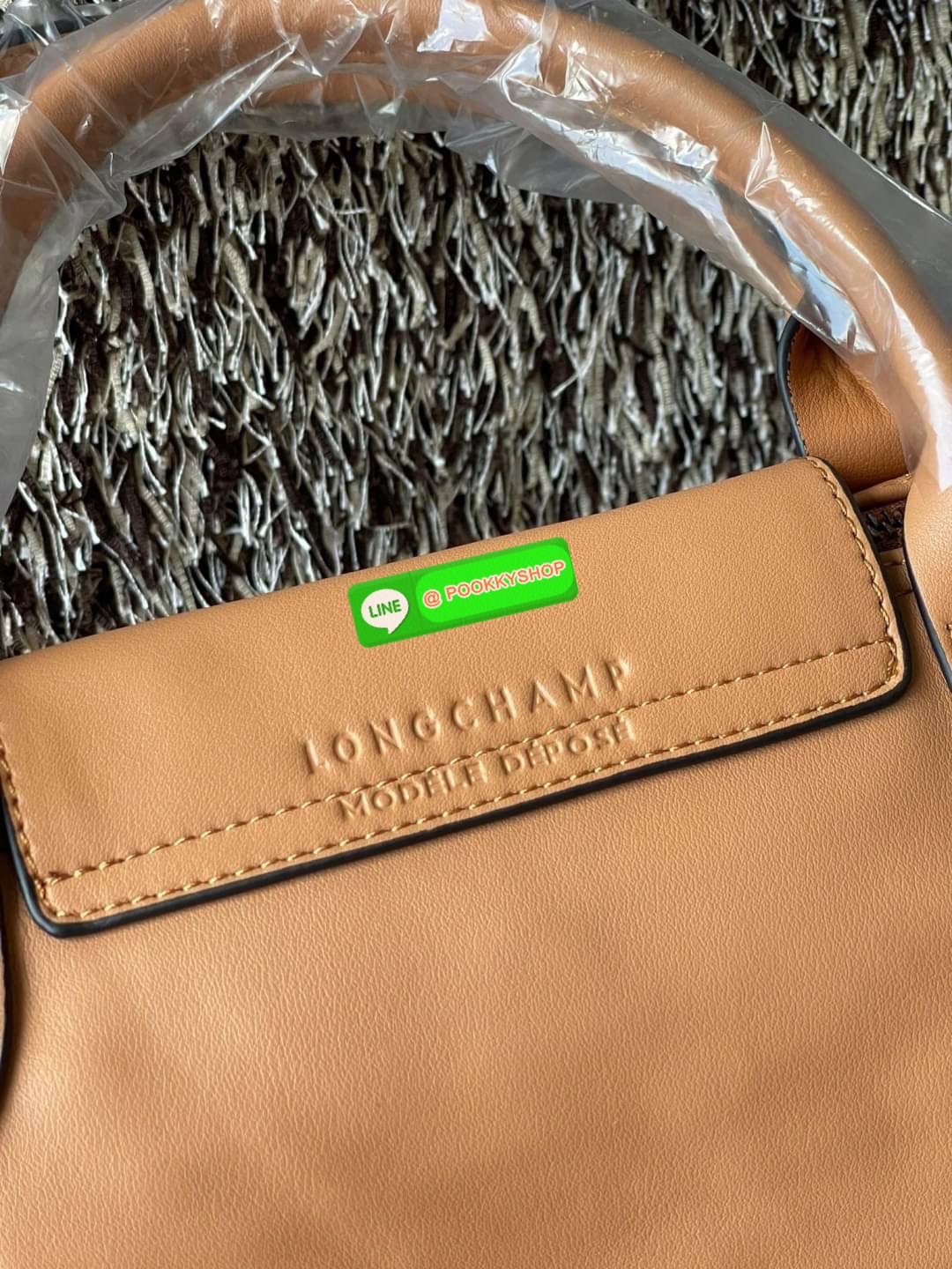 Longchamp LE PLIAGE CUIR TOP HANDLE BAG S เรียกว่าเป็นกระเป๋าอีกหนึ่งรุ่นที่ไม่ว่ายังไงก็ฮอตฮิตและติดเทรนด์ตลอดไม่เคยเปลี่ยนกับ ทรง Le Pliage Cuir หนึ่งในตระกูลกระเป๋าสุดไอคอนิกจากแบรนด์ เมื่อรุ่น Le Pliage Cuir ในรูปแบบของหนังแกะ Metis ได้ถือกำเนิดขึ้นใน