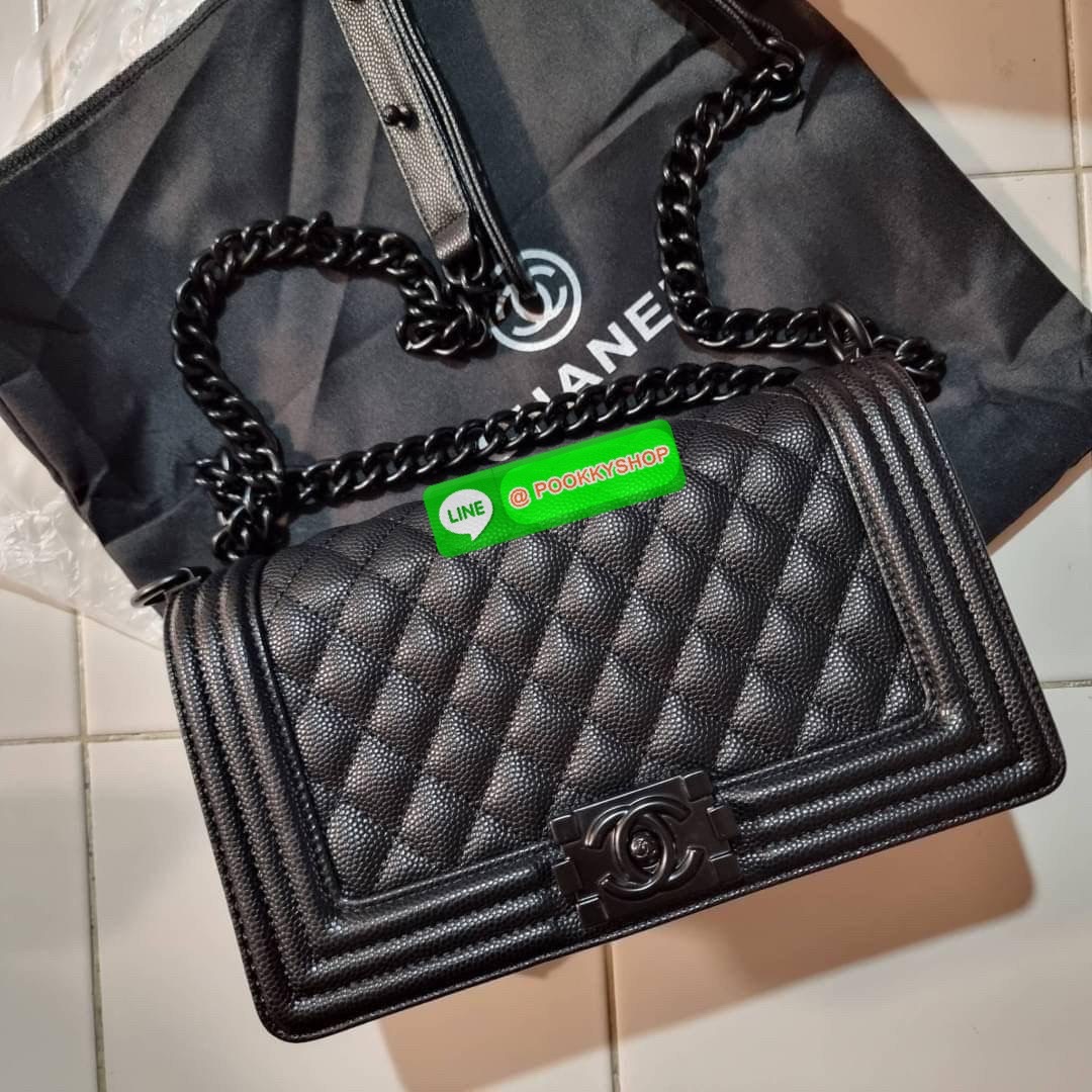 Chanel รุ่นสุดฮอต ดีไซน์อะไหล่ดำ เรียบหรูมากๆ!! วัสดุหนังลายคาร์เวีย ทรงคลาสสิคที่สาวๆห้ามพลาด!! ในราคาสุดจะคุ้มจากเคาน์เตอร์ dutyfree เปิด-ปิดกระเป๋าด้วยตัวล็อค ภายในโล่งกว้าง ไซส์ใหญ่ใส่ของได้เยอะ มีช่องแยกในกระเป๋า มาพร้อมสายสะพายโซ่สลับหนังรองบ่า (ถอด