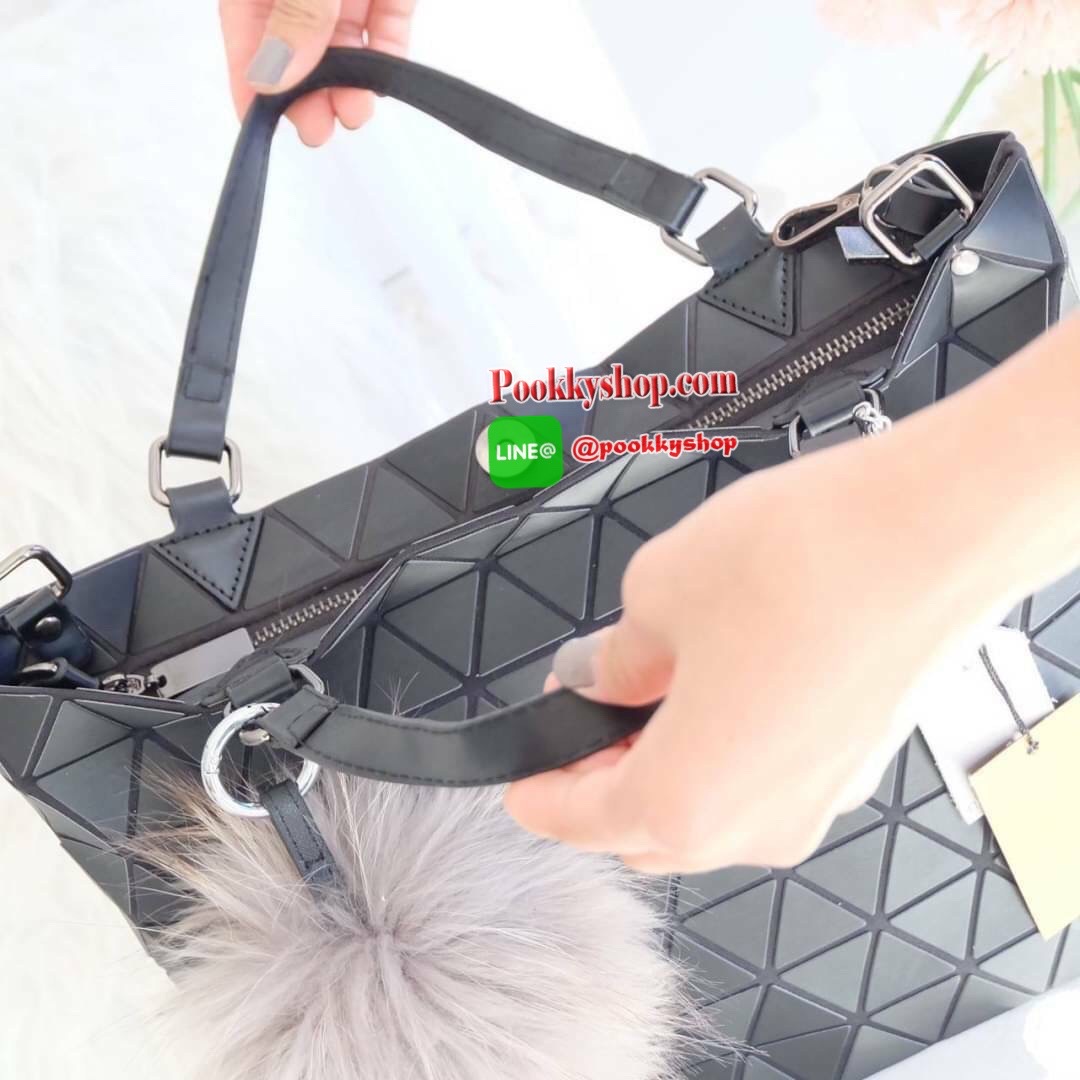 รุ่นขายดี ลาย Limited edition หายาก 👍ปรับทรงได้ 2 แบบ น่ารักมาก สวยที่สุด มาพร้อม พวงกุญแจปอมๆ เข้า set เลิศคะ กระเป๋า จากแบรนด์ David Jones กระเป๋าสะพายข้างดีไซน์เกร๋มาก สีสวยหรูมาก ขนาดกะลังดีเลย น้ำหนังเบามากคะ ภายในมีช่องเก็บของจุกจิกได้ มีถุง