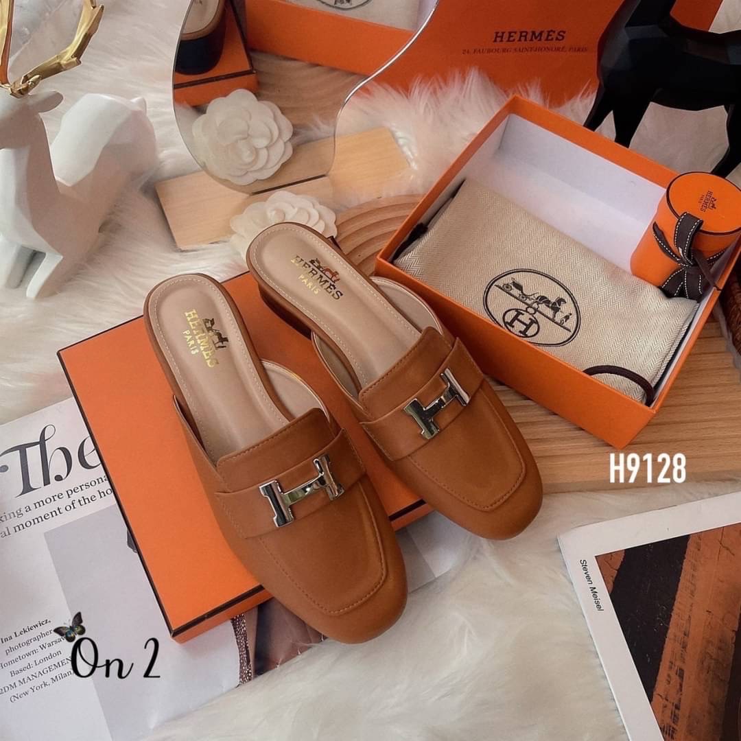 HERMES รองเท้าทรง slipper หน้าH สีเงินสวยหรู ทรงสวยอัพลุคให้ดูแพง ดูดี เสริมส้นเล็กน้อยสูง4cm.หนังนิ่มใส่สบายไม่กัดไม่บีบเท้าค่ะ