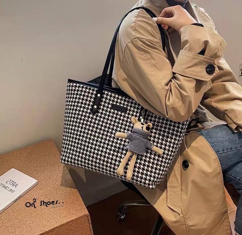 กระเป๋าสะพายแฟชั่นทรงชอปปิ้ง หนังลายชิโนริ ใบใหญ่จุของได้เยอะเลย มาพร้อมพวงกุญแจหนูพร้อมส่งน้า