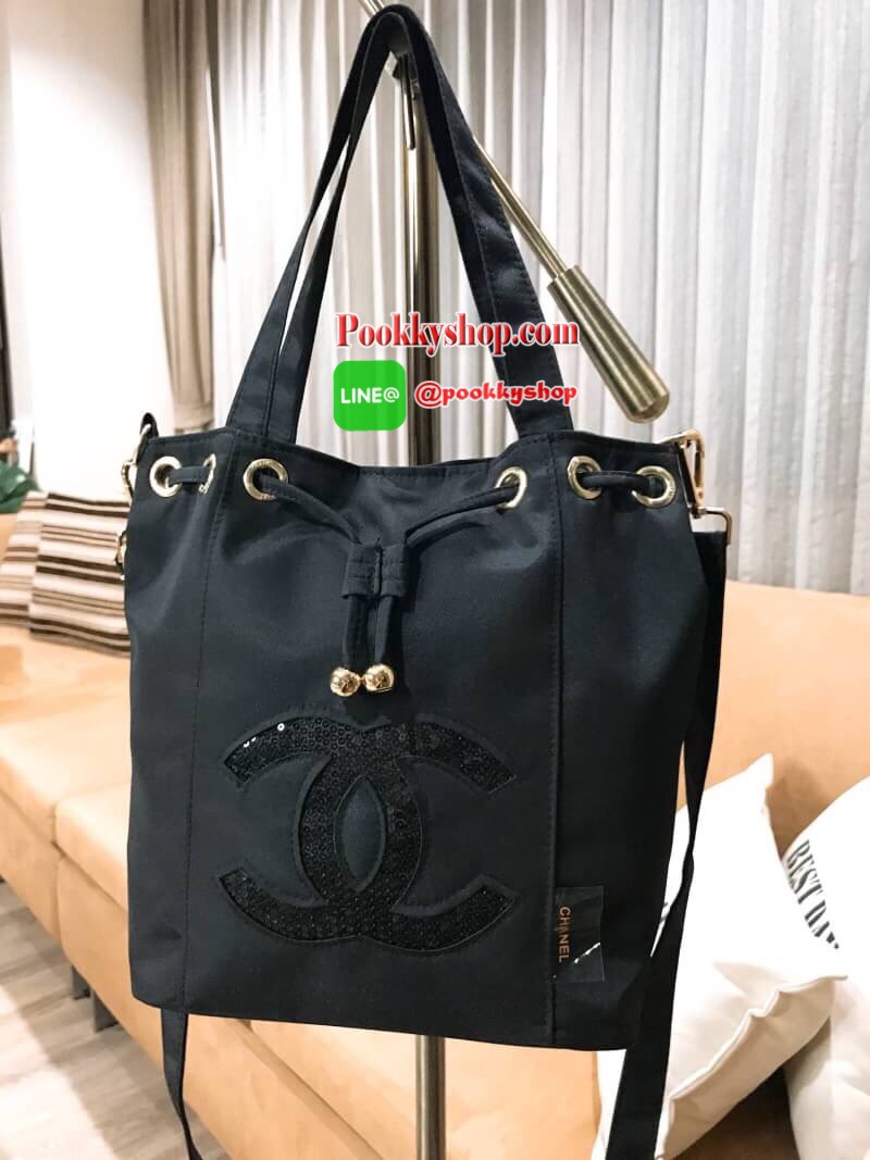 พร้อมส่งไอเท็มแนะนำ!!! Chanel Beaute Black Sequin Dreawstring Shopping Bag VIP GIFT Limited Edition ของแท้นำเข้าจากเคาน์เตอร์เครื่องสำอางค์ Chanel ขนาดกำลังดี น้ำหนักเบา ด้านหน้าประดับโลโก้แบรนด์สุดคลาสสิค เปิดปิดแบบหูรูด Drawstring พร้อมกระดุมแม่เหล็ก ซั