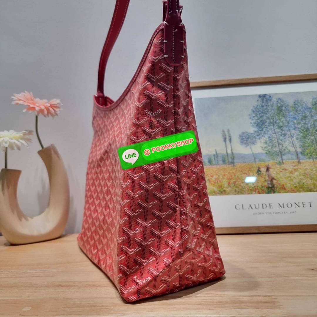 GOYARD BOHEME HOBO BAG ใหม่สุดคุ้ม กับกระเป๋าสะพายทรงโฮโบ ใบใหญ่จุใจ!! มาครบสีขายดี เลิศทุกสี รูปทรงคลาสสิค ดีไซน์เป็นเอกลักษณ์ วัสดุหนังแคนวาสพิมพ์ลายสวยคม ปากกระเป๋ามีซิปเปิด-ปิดกันของหล่นได้ ภายในโล่งกว้างมาก มาพร้อมสายคล้องในตัว ทนทาน สะพายสวยๆได้ทุกว