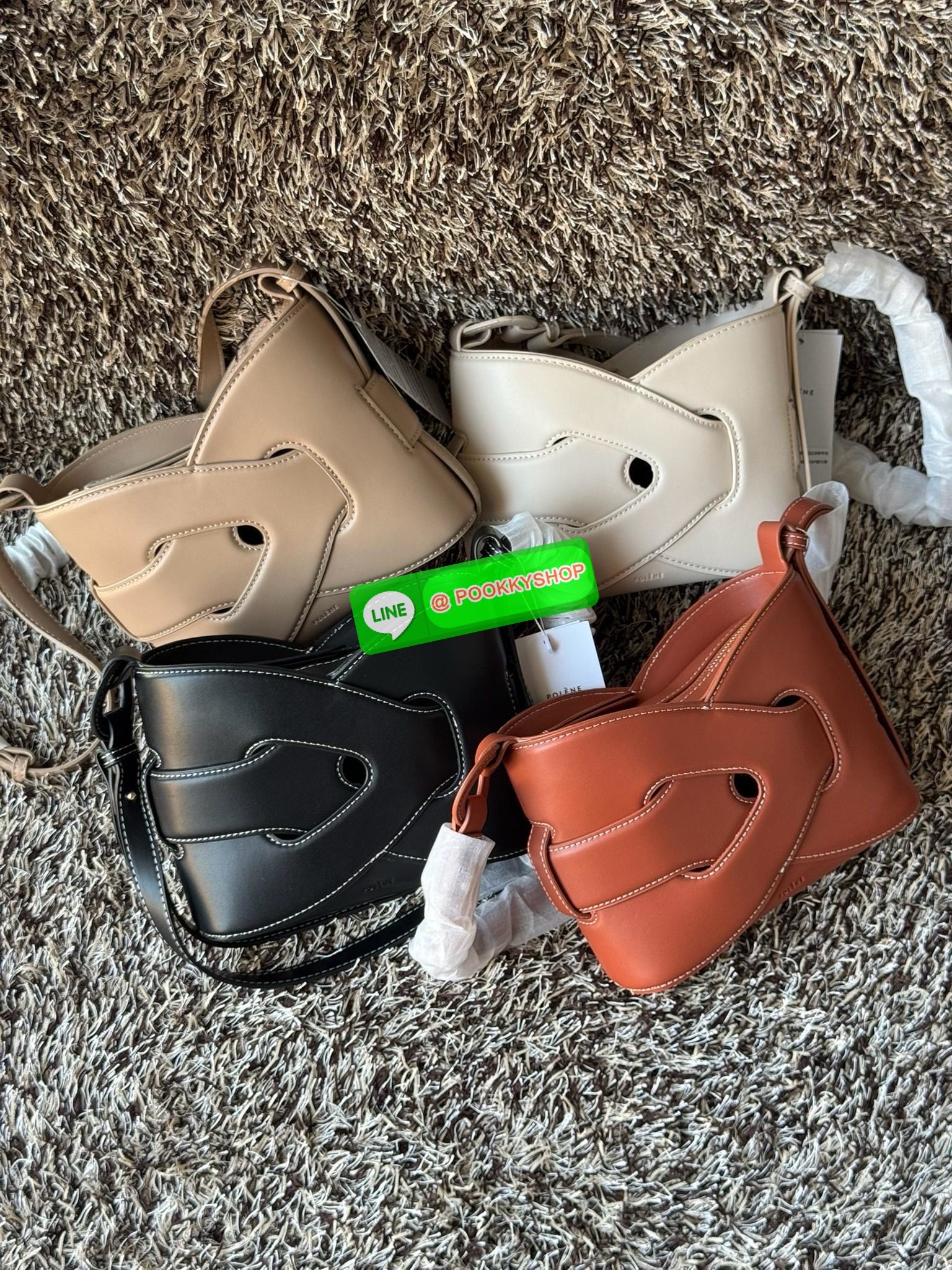 💕 Polene Nodde EDITION SMOOTH ใครที่อยากได้กระเป๋าเรียบๆ แต่ดูมีอะไร ขอแนะนำรุ่น Nodde หิ้วแล้วสวยแบบ Quiet Luxury โลโก้แบรนด์ถูกปั๊มไว้บริเวณด้านล่างของกระเป๋าอย่างประณีตจนแทบสังเกตไม่เห็น ฐานกระเป๋าถูกออกแบบมาให้เนียนเรียบ ปราศจากหมุด ในขณะที่ด้