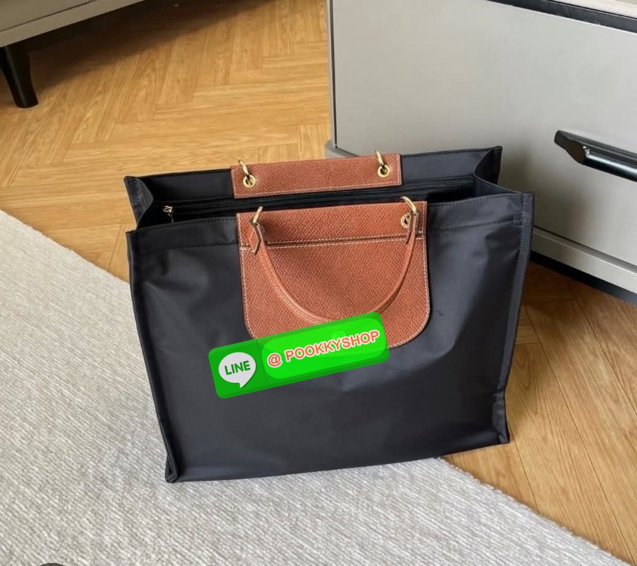 LONGCHAMP Cabas Tote bag L กระเป๋าโท้ทขนาดใหญ่ใช้ในชีวิตประจำได้หลายรูปแบบ ช่วยเพิ่มบุคลิกด้วยความสง่างาม มีกระดุมสแน็ปที่ปากกระเป๋า วัสดุไนลอนอันเป็นเอกลักษณ์ที่มีความยืดหยุ่นและน้ําหนักเบา