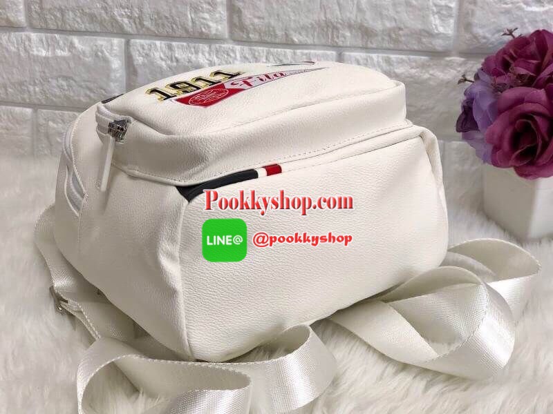 New arrival !!! FILA MEDIUM BACKPACK พร้อมส่งรุ่นใหม่ล่าสุด บอกเลยยสวยมากกกค่ะ!!! เป้ แบรนด์ Fila ที่ตอนนี้ไม่มีใครไม่รู้จักค่ะ ✔️จุดเด่น หนังต้องนิ่ม สัมผัสได้ตอนจับค่ะ ✔️สีขาว ด้านหน้าต้องเป็นงานปักเท่านั้นนะค่ะ ✔️หัวซิปตราแบรนด์ ด้